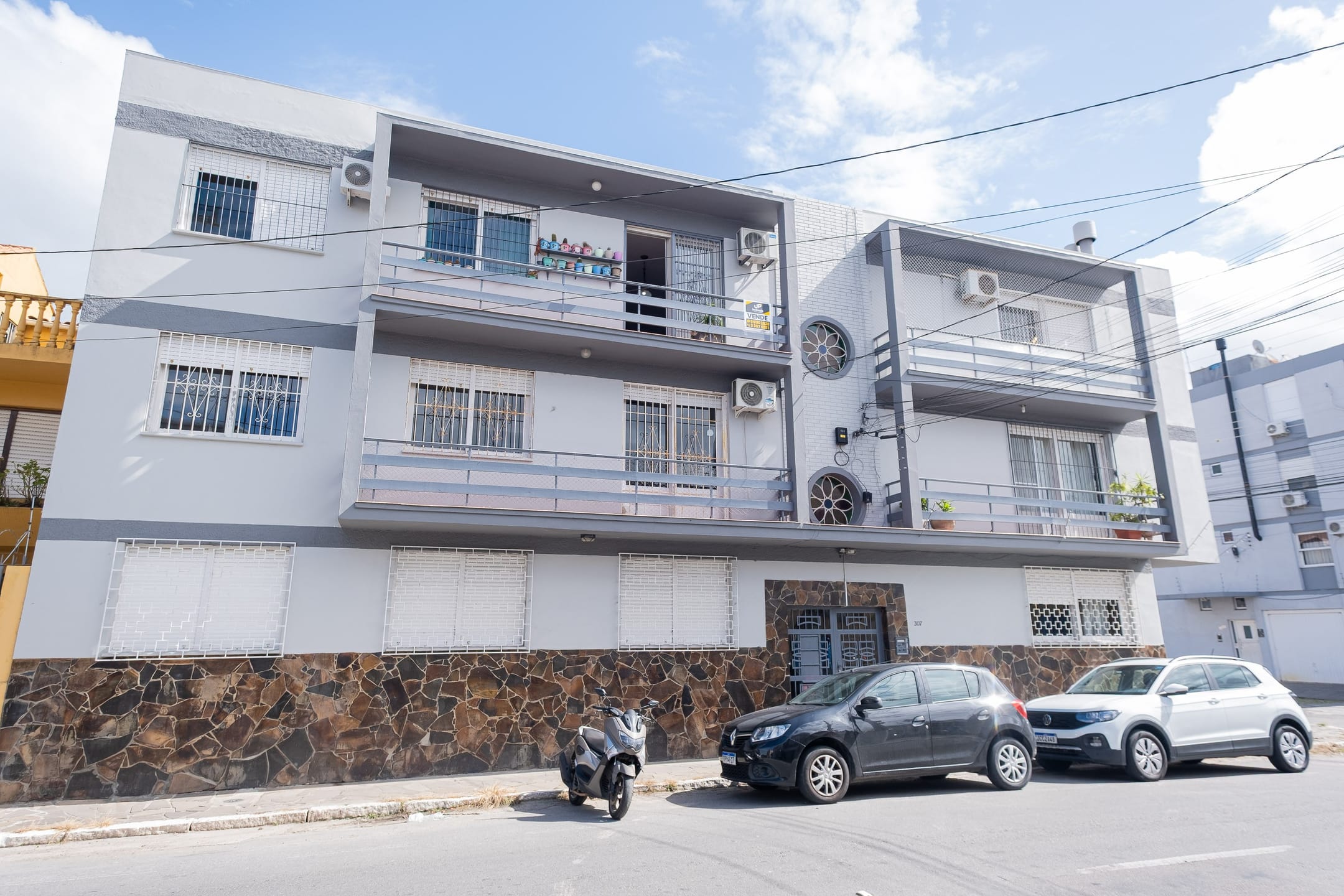 Apartamento à venda no centro de Pelotas - 107 m², 3 quartos (sendo 1 suíte), sacada, churrasqueira e vaga coberta. - 19