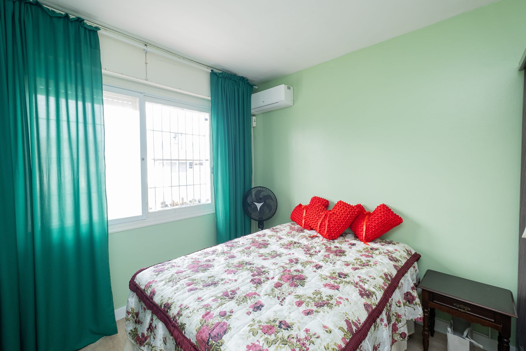 Apartamento à venda no centro de Pelotas - 107 m², 3 quartos (sendo 1 suíte), sacada, churrasqueira e vaga coberta. - 6