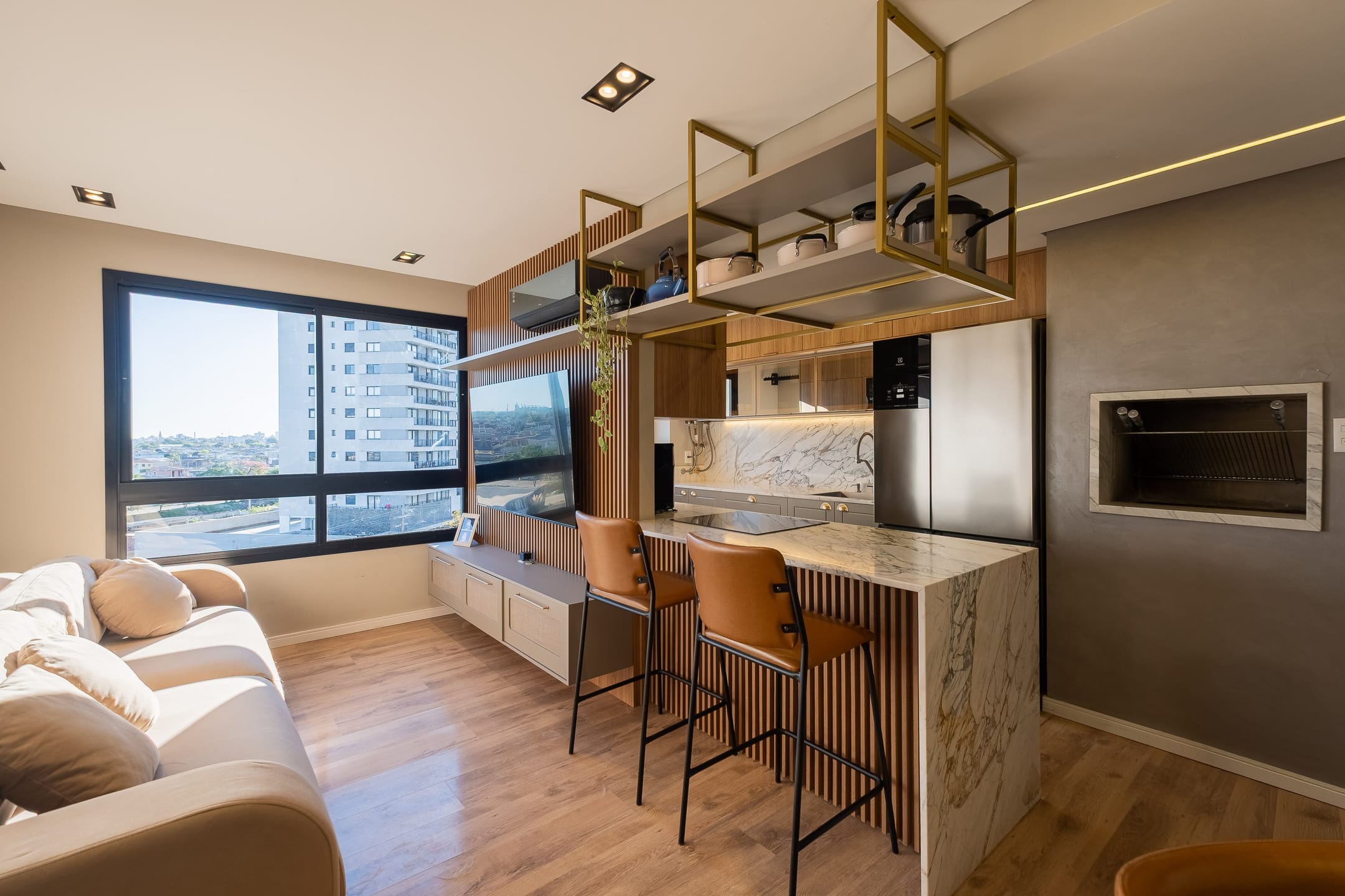 Apartamento mobiliado à venda no Canto, Parque Una - 64 m², 2 quartos (sendo 1 suíte), churrasqueira e acabamentos de alto padrão.