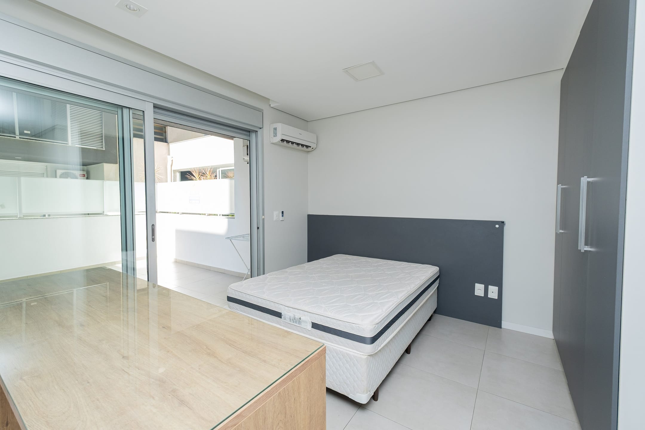 Apartamento para venda e aluguel no Studio Residence Plus II, Centro - 48 m², 1 quarto, móveis planejados e sacada.