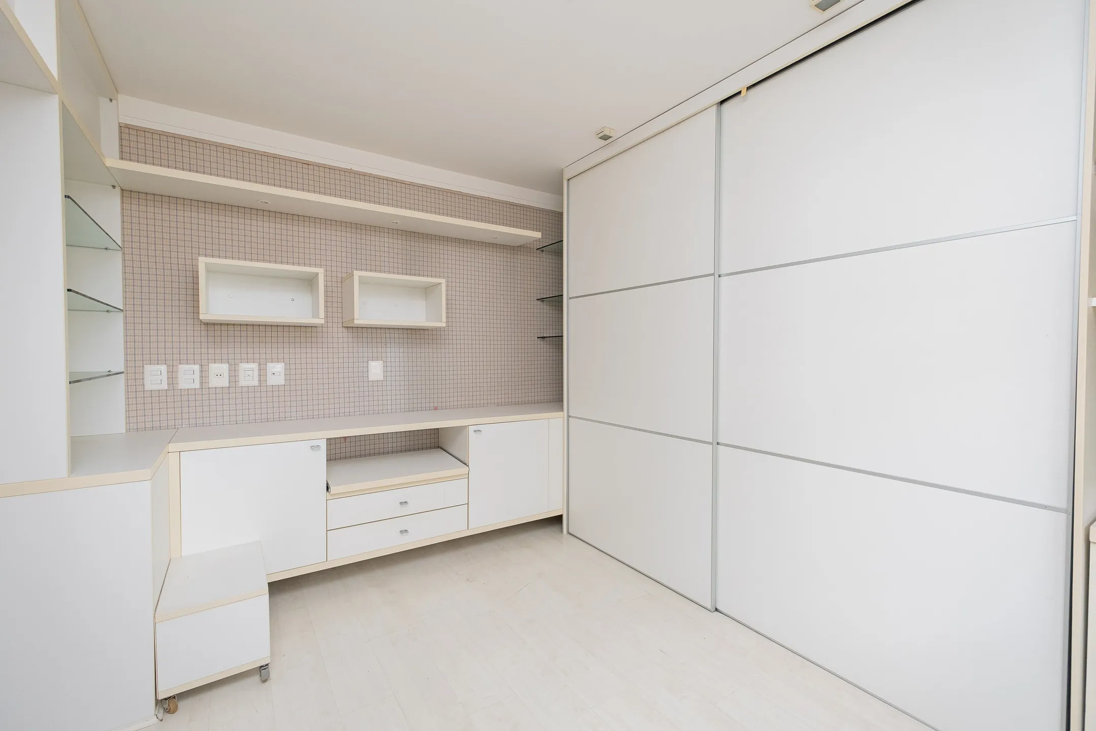 Apartamento à venda no Edifício Jardim da Luz, Centro - 212 m², 3 quartos (sendo 1 suíte), lareira e área gourmet com churrasqueira. - 17