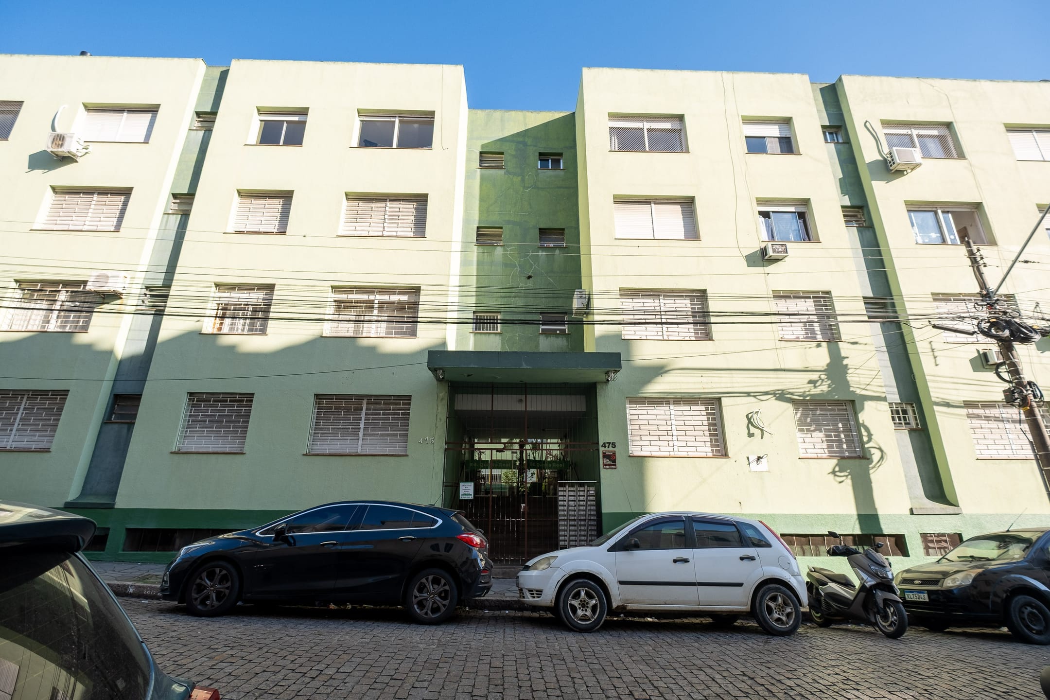 Apartamento à venda no Edifício Quinta Real, Centro - 75 m², 3 quartos, piso laminado e vaga coberta.