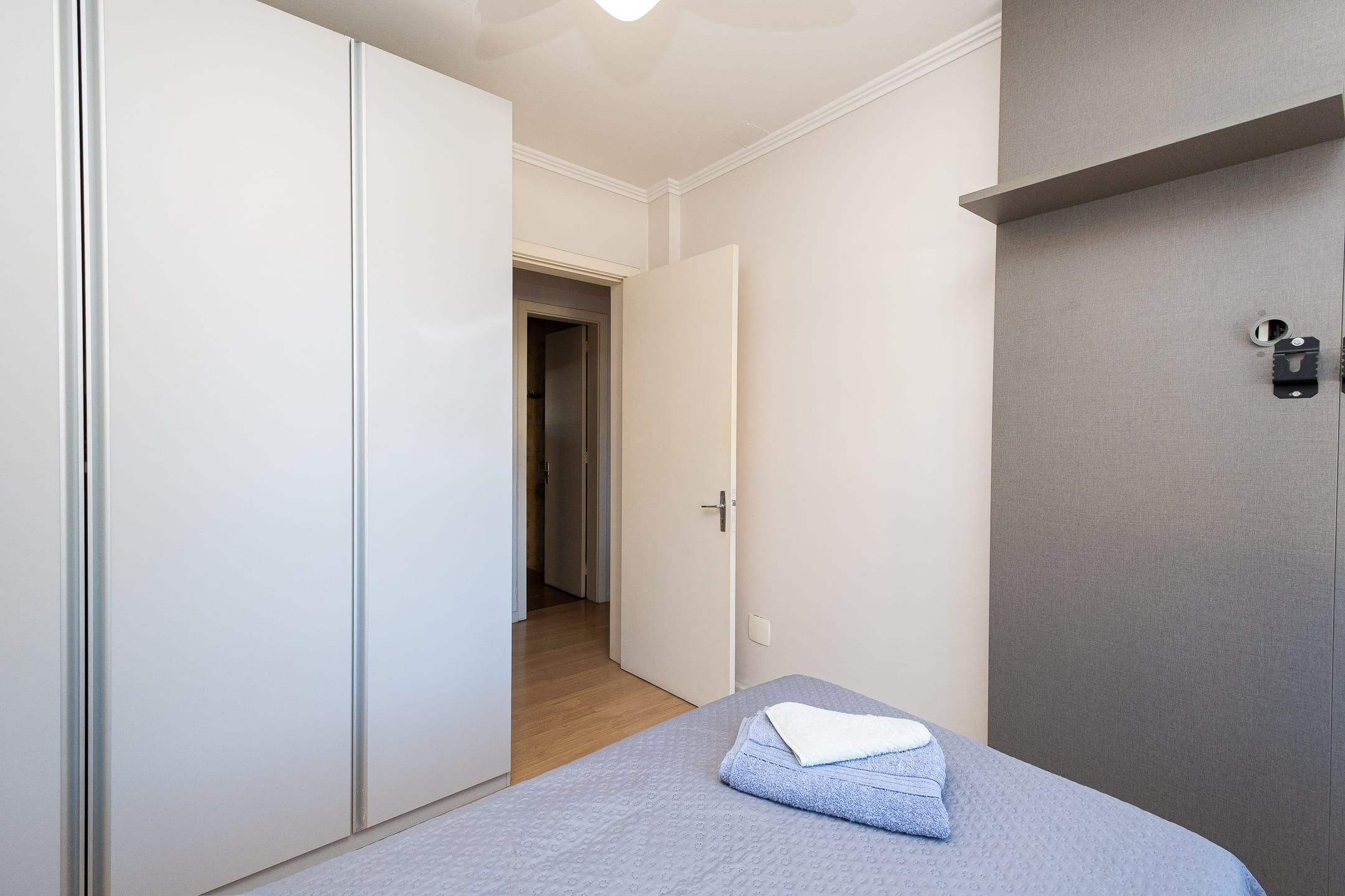 Apartamento mobiliado à venda no Edifício Cristina, Centro - 119 m², 3 quartos (sendo 1 suíte), cozinha planejada, face norte e vaga coberta. - 13