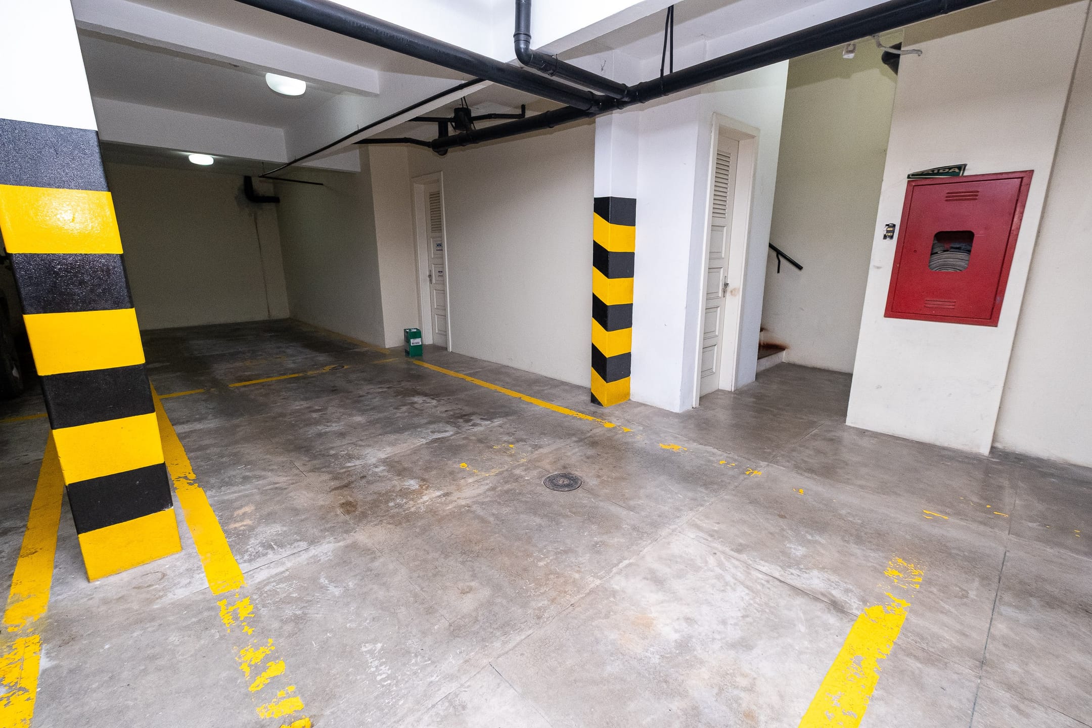 Apartamento mobiliado à venda no Edifício Cristina, Centro - 119 m², 3 quartos (sendo 1 suíte), cozinha planejada, face norte e vaga coberta. - 17