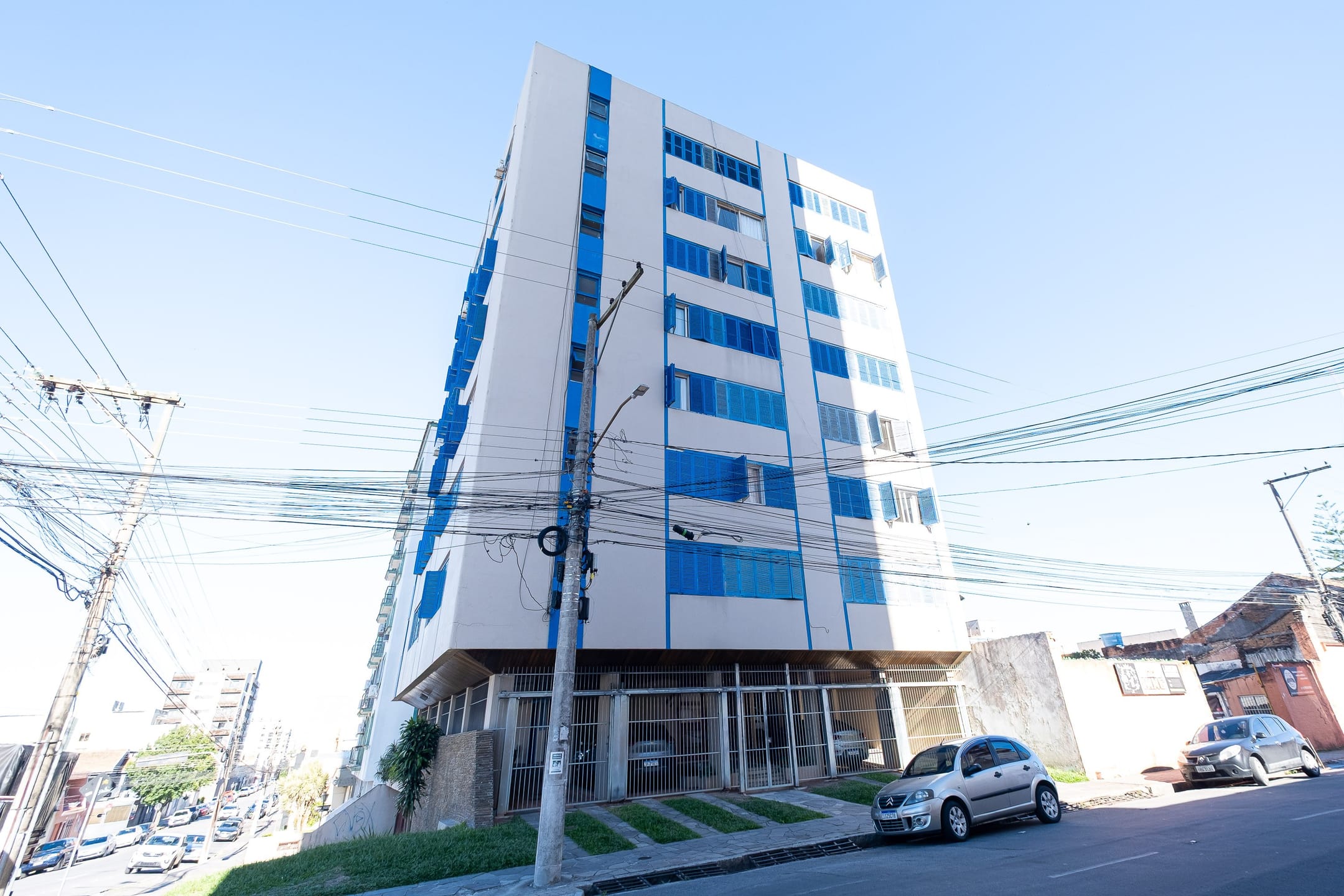 Apartamento mobiliado à venda no Edifício Cristina, Centro - 119 m², 3 quartos (sendo 1 suíte), cozinha planejada, face norte e vaga coberta. - 18