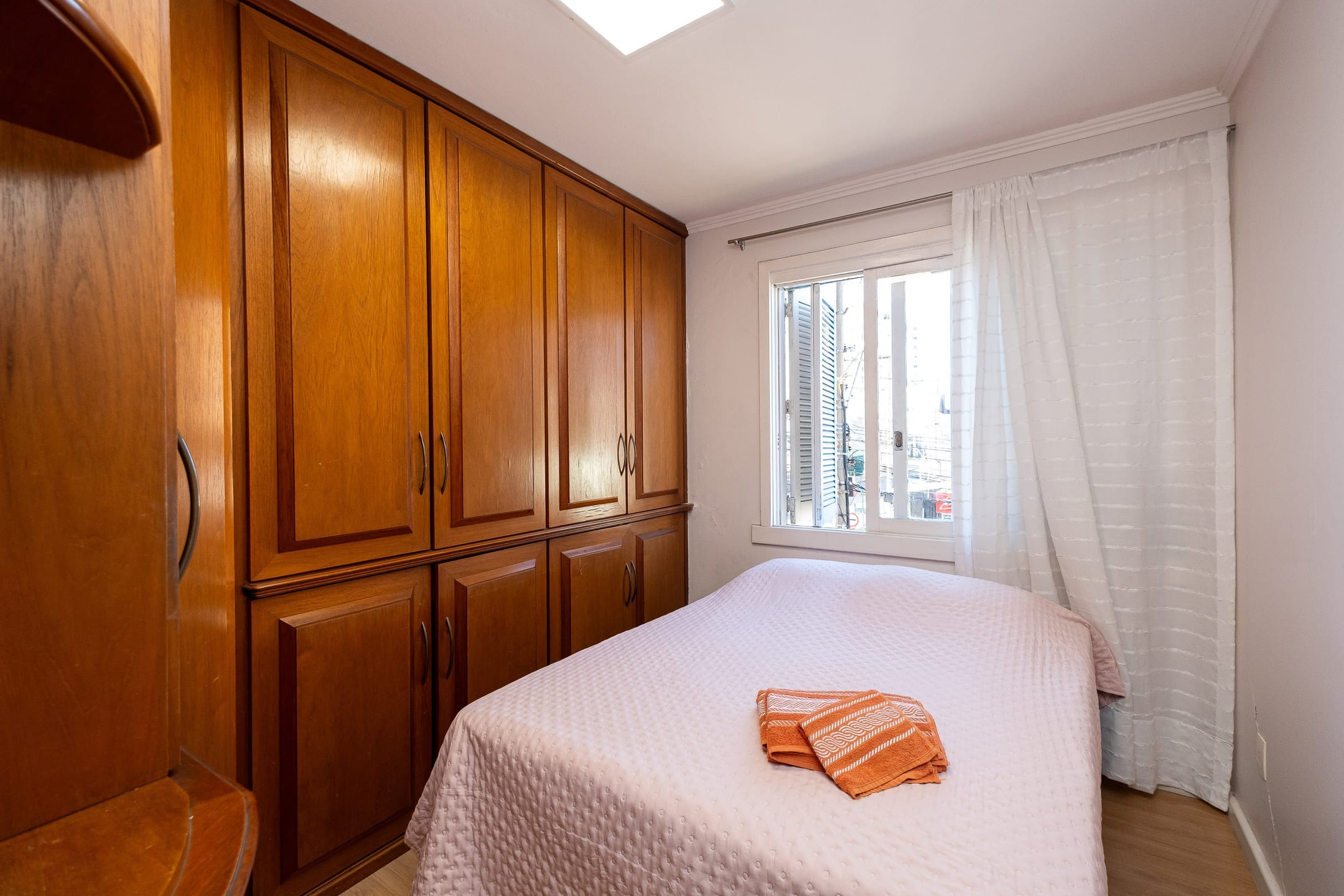 Apartamento mobiliado à venda no Edifício Cristina, Centro - 119 m², 3 quartos (sendo 1 suíte), cozinha planejada, face norte e vaga coberta. - 6