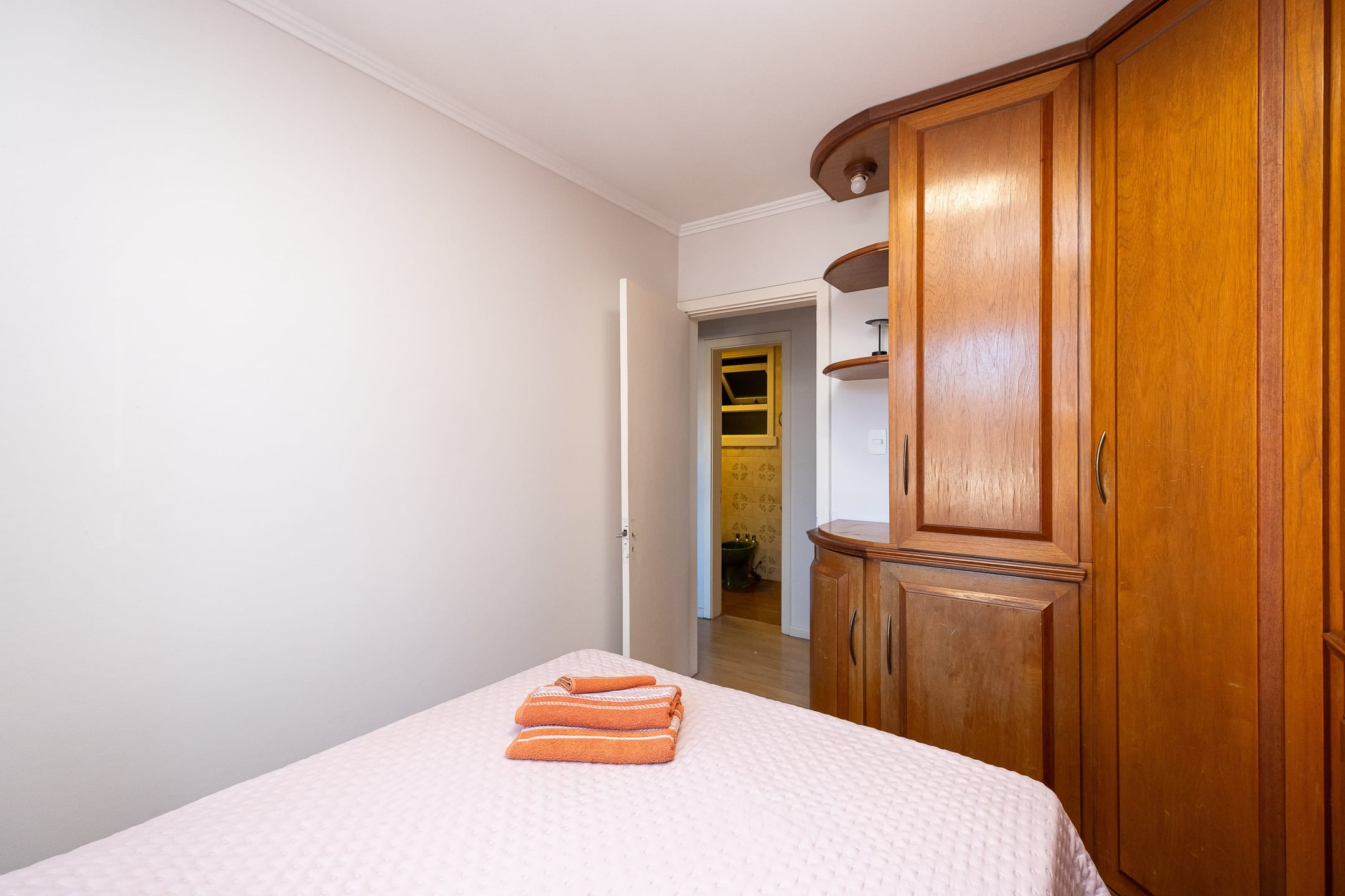 Apartamento mobiliado à venda no Edifício Cristina, Centro - 119 m², 3 quartos (sendo 1 suíte), cozinha planejada, face norte e vaga coberta. - 7