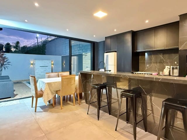 Casa com 220m² 3 quartos e 4 banheiros, à venda, no bairro Royal Maison Residence e Resort em Londrina