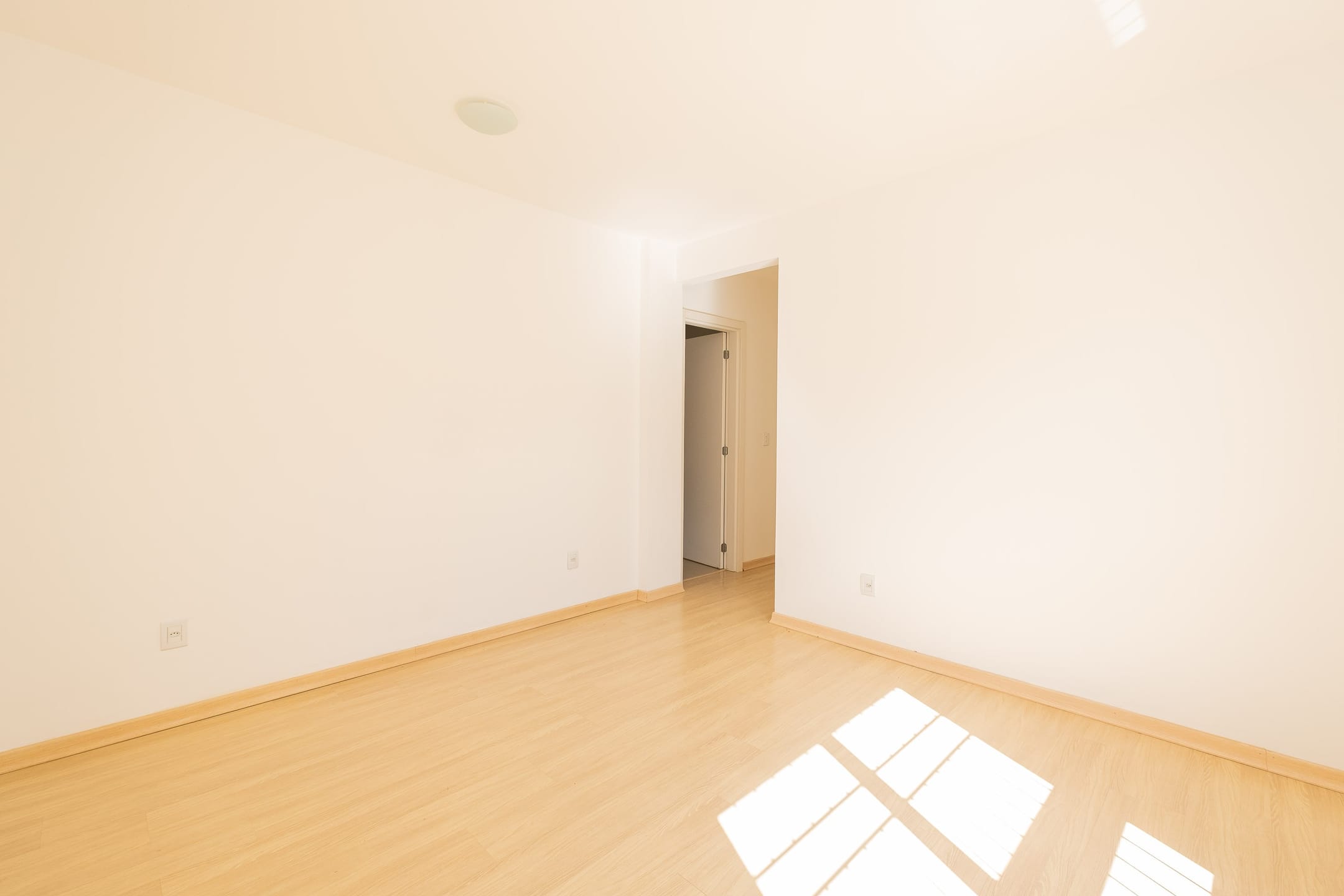Apartamento à venda no Residencial Petra, Centro - 108 m², 3 quartos (sendo 1 suíte), piso porcelanato e ampla sacada com churrasqueira. - 10