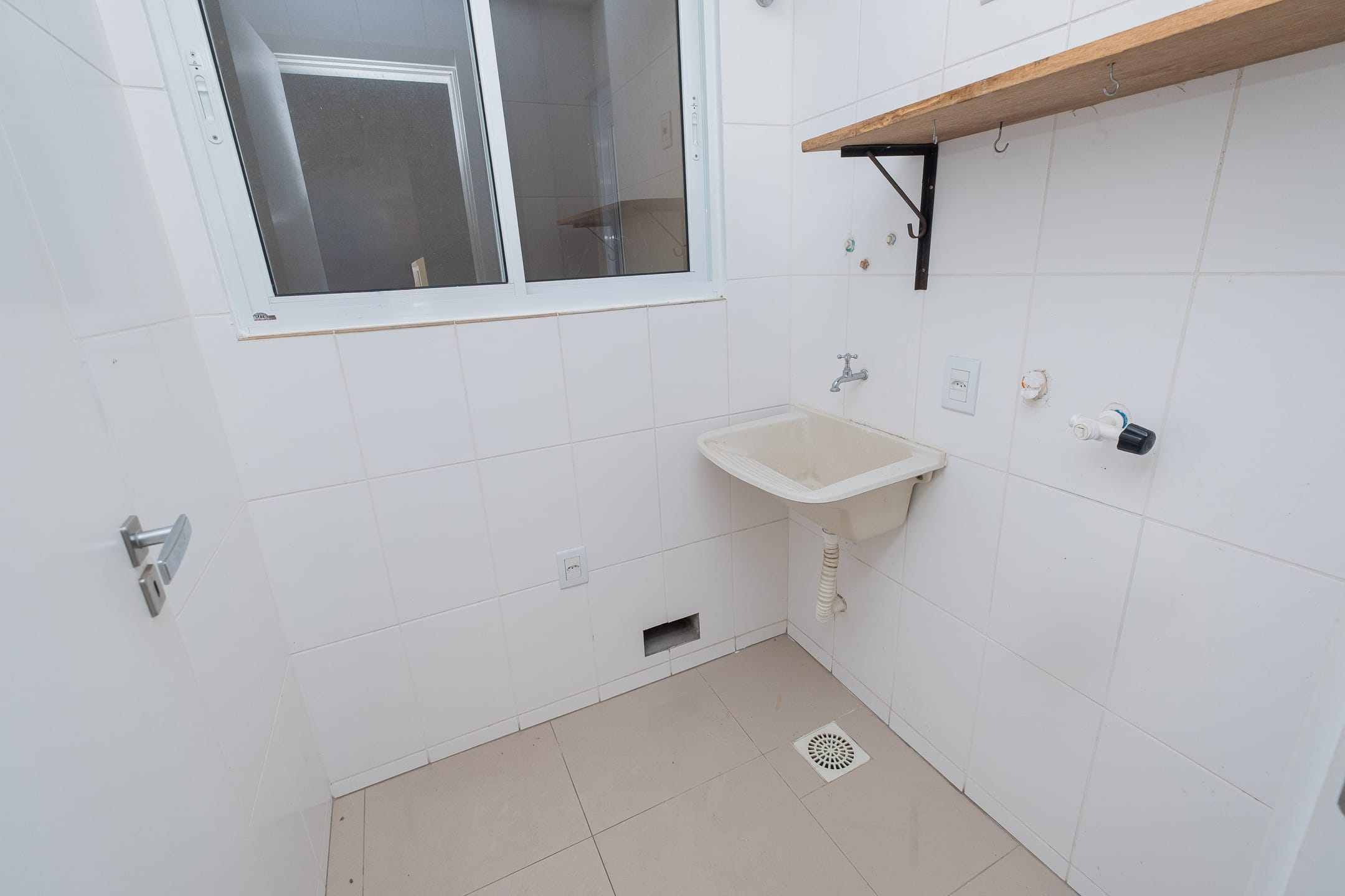 Apartamento à venda no Residencial Petra, Centro - 108 m², 3 quartos (sendo 1 suíte), piso porcelanato e ampla sacada com churrasqueira. - 12