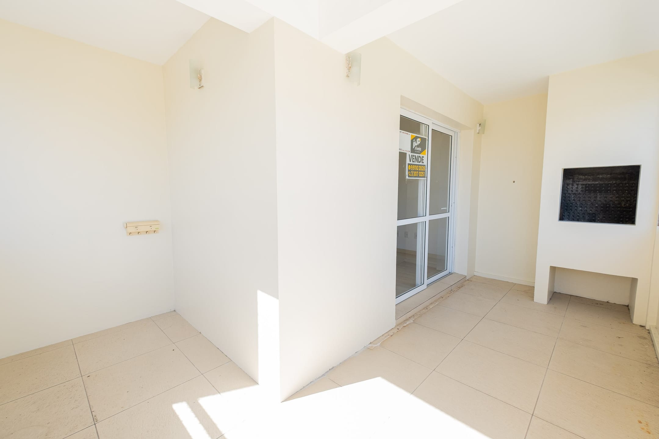 Apartamento à venda no Residencial Petra, Centro - 108 m², 3 quartos (sendo 1 suíte), piso porcelanato e ampla sacada com churrasqueira. - 13