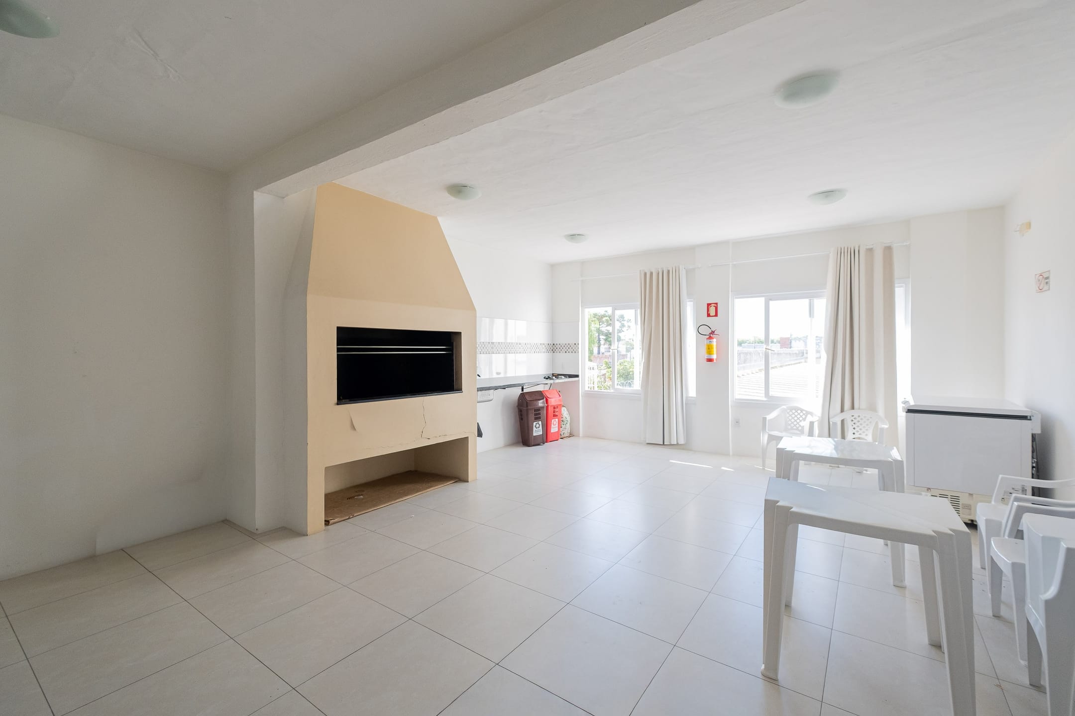 Apartamento à venda no Residencial Petra, Centro - 108 m², 3 quartos (sendo 1 suíte), piso porcelanato e ampla sacada com churrasqueira. - 16