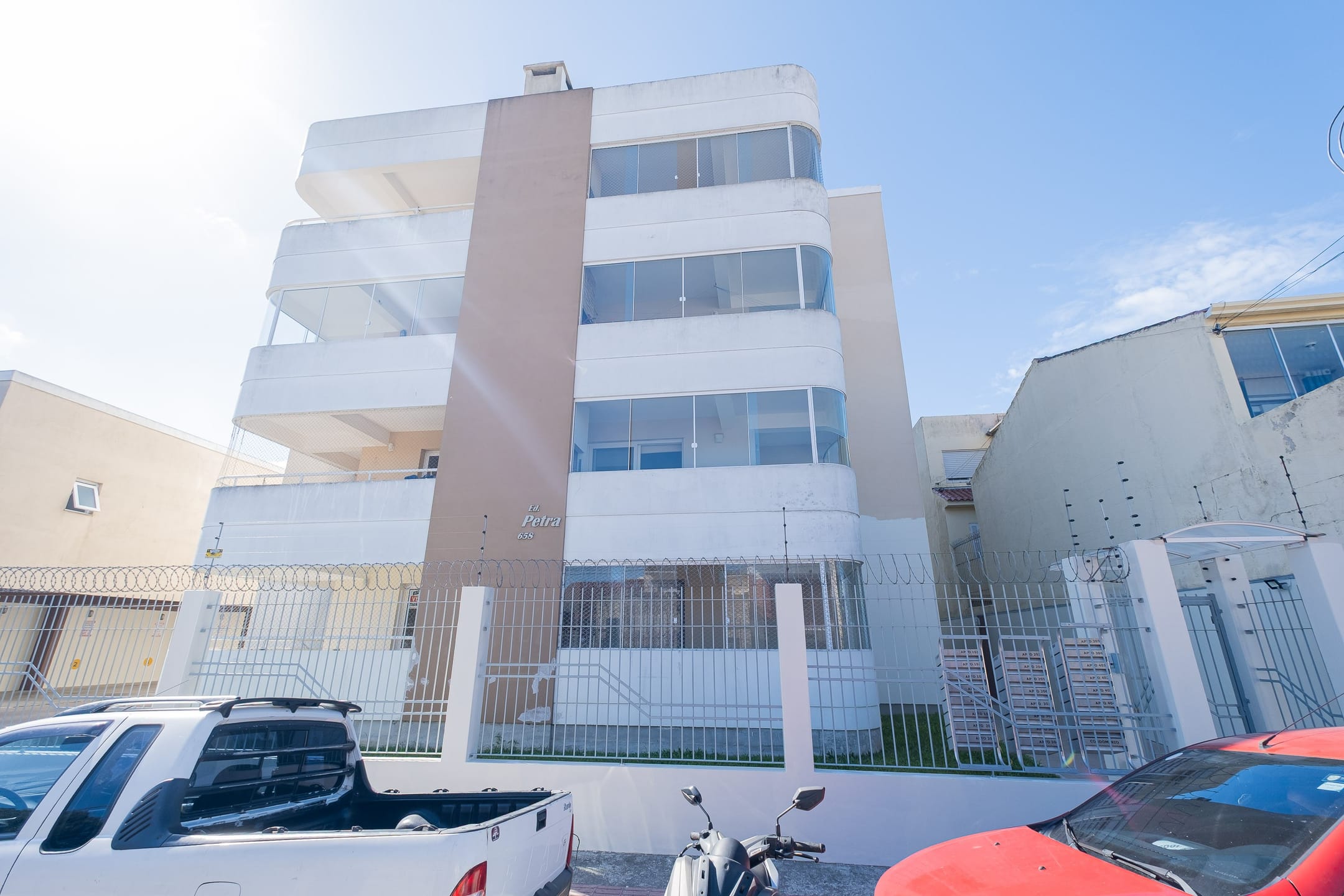 Apartamento à venda no Residencial Petra, Centro - 108 m², 3 quartos (sendo 1 suíte), piso porcelanato e ampla sacada com churrasqueira. - 17