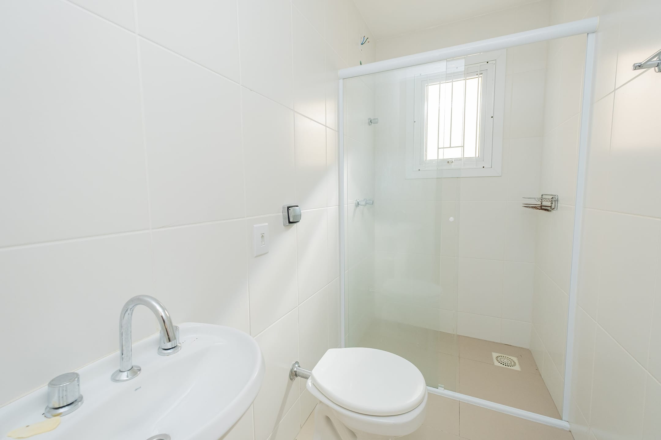 Apartamento à venda no Residencial Petra, Centro - 108 m², 3 quartos (sendo 1 suíte), piso porcelanato e ampla sacada com churrasqueira. - 6