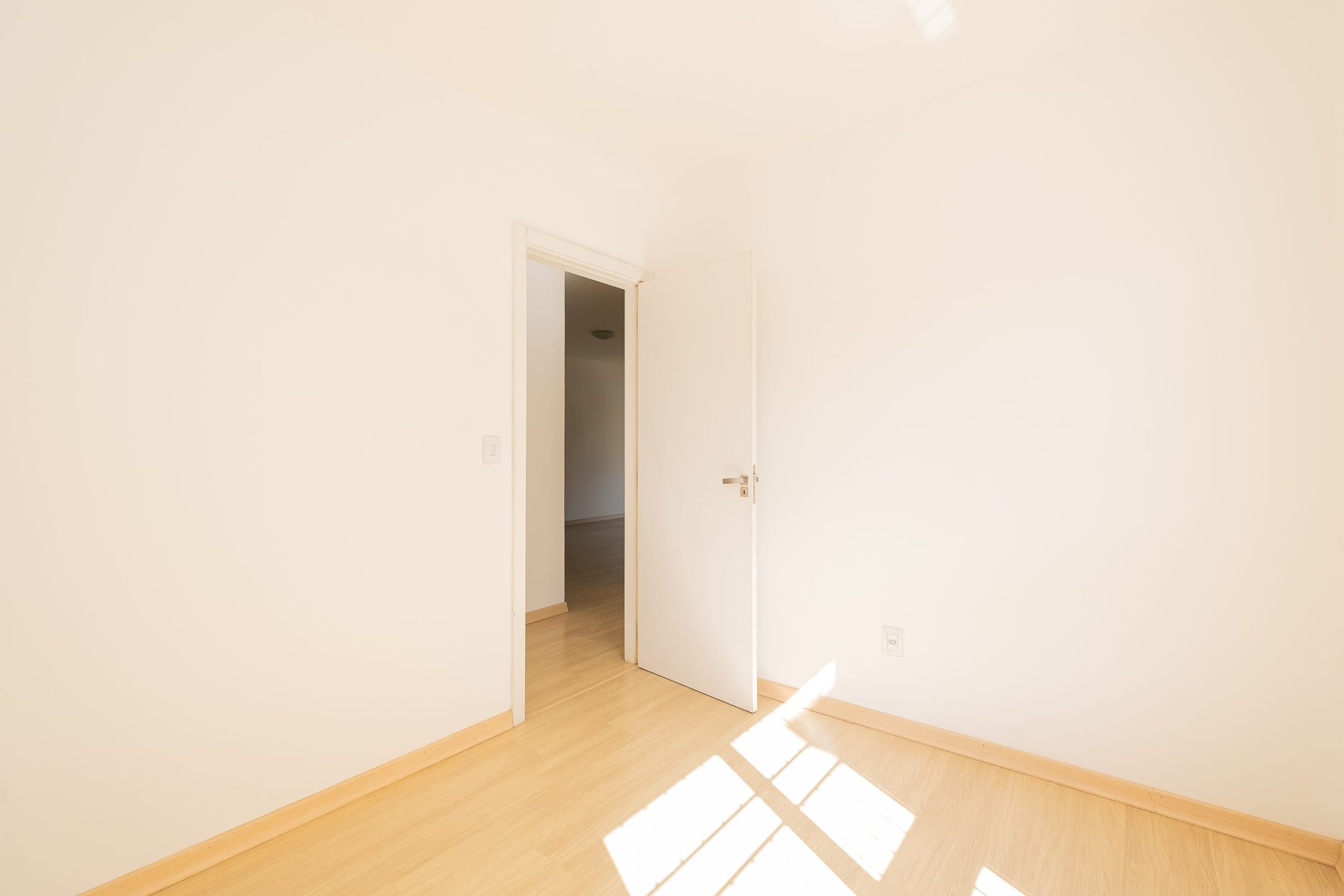 Apartamento à venda no Residencial Petra, Centro - 108 m², 3 quartos (sendo 1 suíte), piso porcelanato e ampla sacada com churrasqueira. - 8