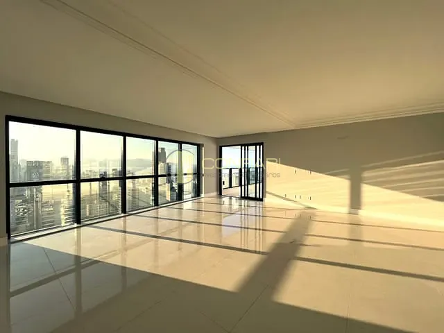 Apartamento com 270m² 4 quartos e 5 banheiros, à venda, no bairro Meia Praia em Itapema