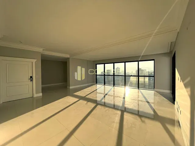 Apartamento com 270m² 4 quartos e 5 banheiros, à venda, no bairro Meia Praia em Itapema
