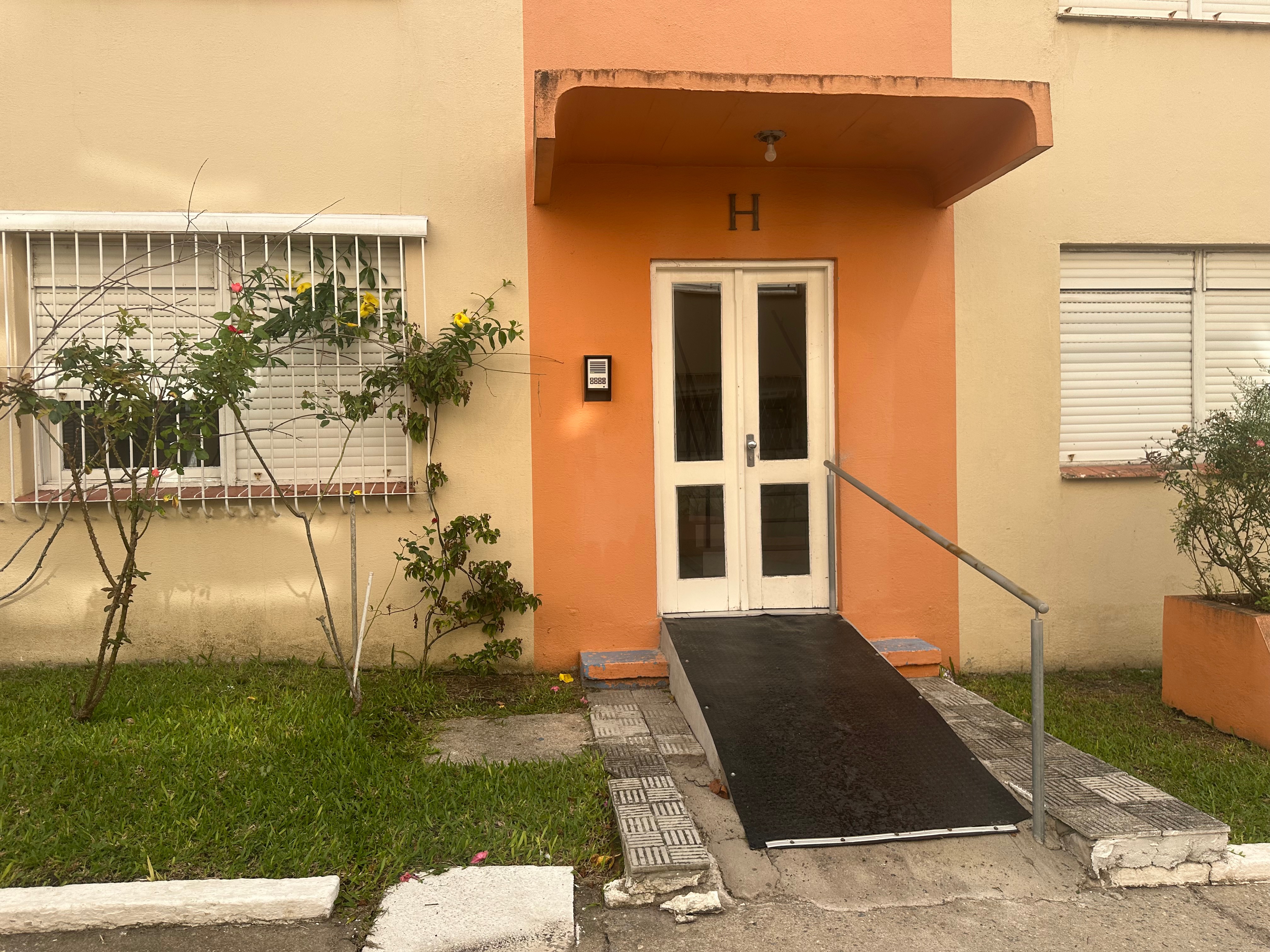 Apartamento térreo à venda no Quinta do Monte, Fragata - 64 m², 2 quartos, cozinha com armários e vaga. - 11