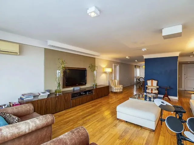 Apartamento 4 quartos e 2 banheiros, à venda, no bairro Batel em Curitiba