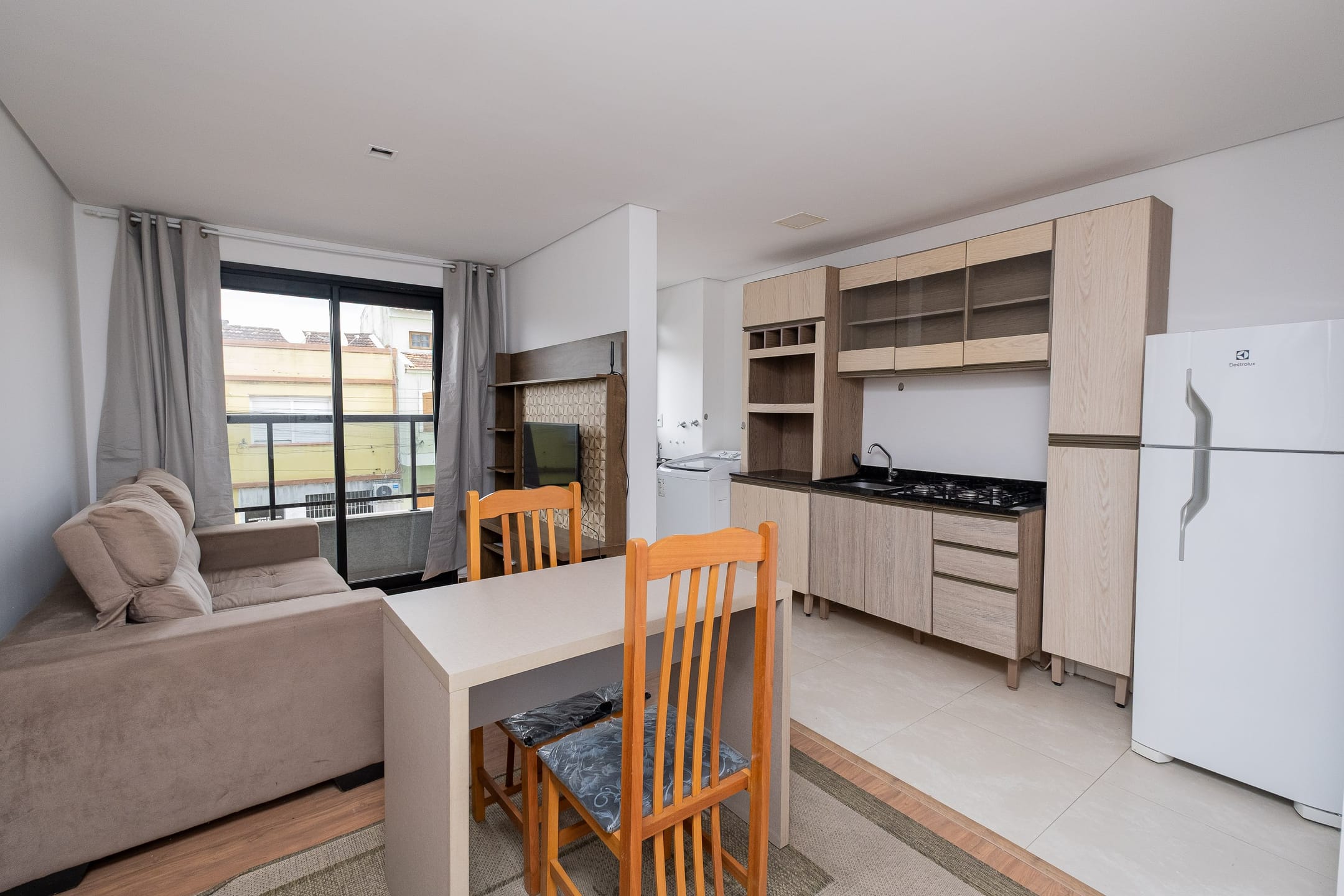 Apartamento de 1 dormitório mobiliado para aluguel no Centro de Pelotas RS com ótima localização, praticidade e conforto para o dia a dia 2