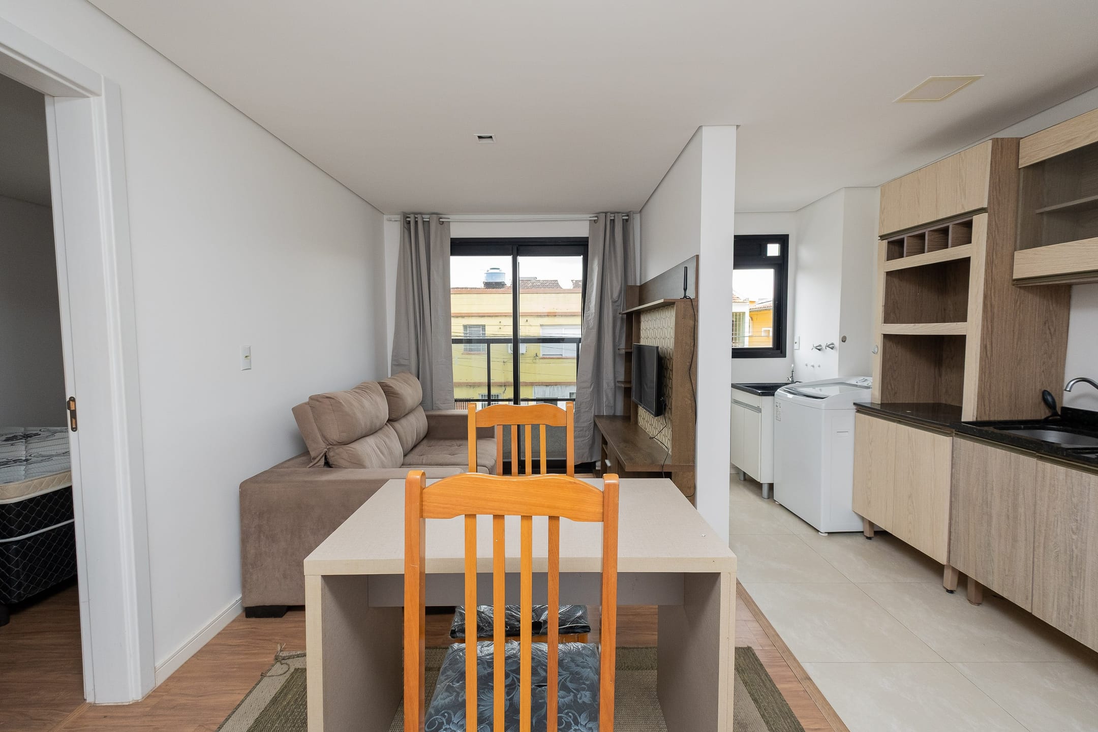 Apartamento de 1 dormitório mobiliado para aluguel no Centro de Pelotas RS com ótima localização, praticidade e conforto para o dia a dia 3