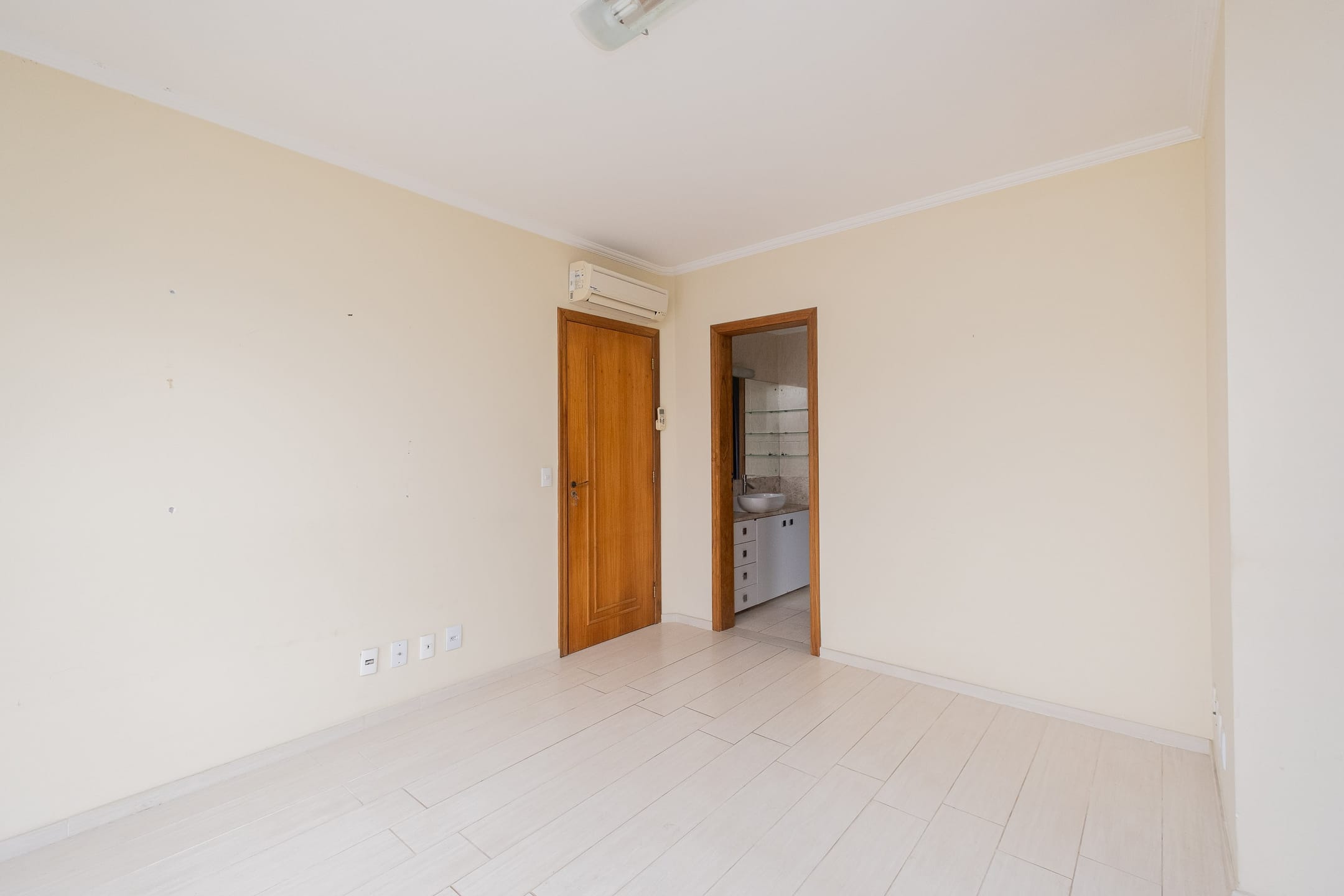 Apartamento duplex à venda no Edifício Residencial Prisma I, Centro - 119 m², 3 quartos (sendo 1 suíte), cozinha planejada e sacada. - 9