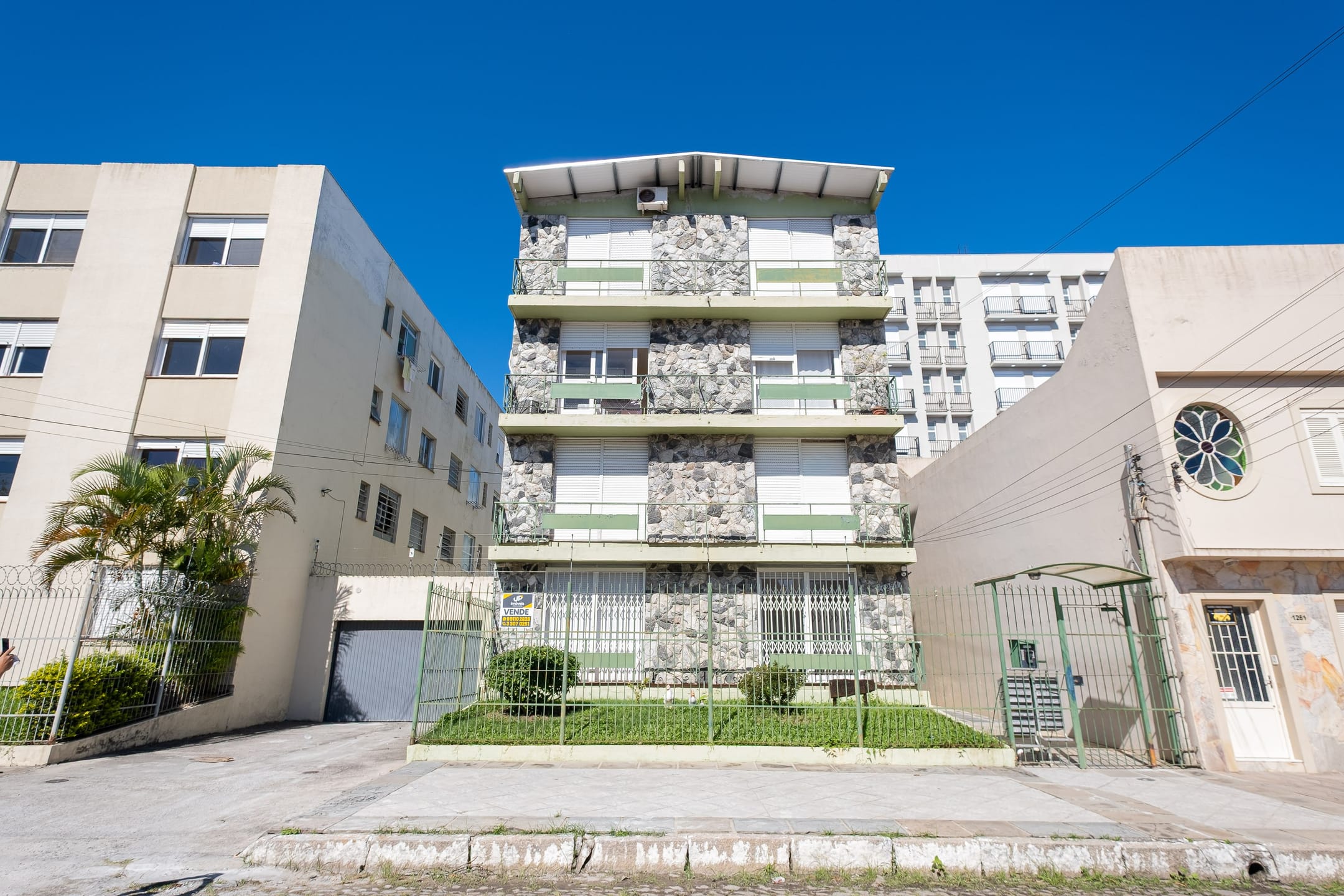 Apartamento à venda no Centro de Pelotas - 70 m², 2 quartos, cozinha com armários e vaga coberta. - 16