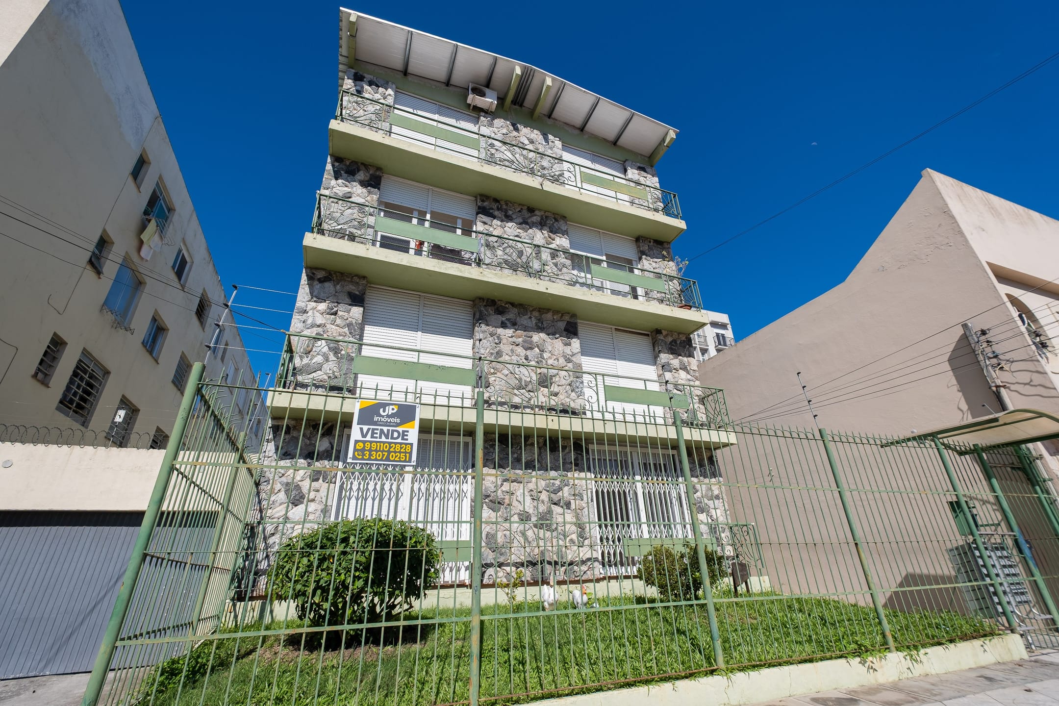 Apartamento à venda no Centro de Pelotas - 70 m², 2 quartos, cozinha com armários e vaga coberta. - 17