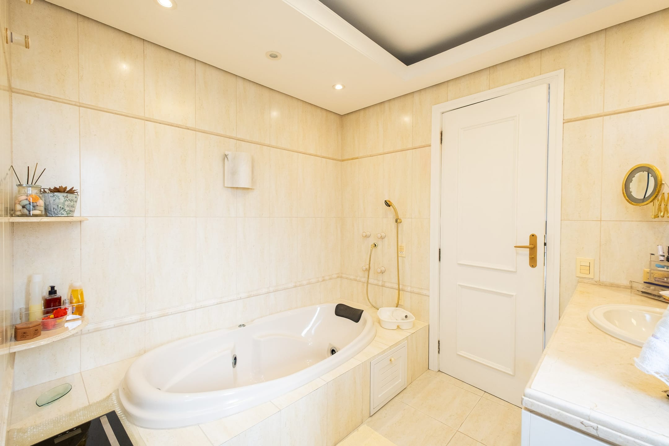 Apartamento à venda no centro de Pelotas - 400 m², 3 quartos (sendo todos suítes), móveis de alto padrão e piscina privativa. - 21