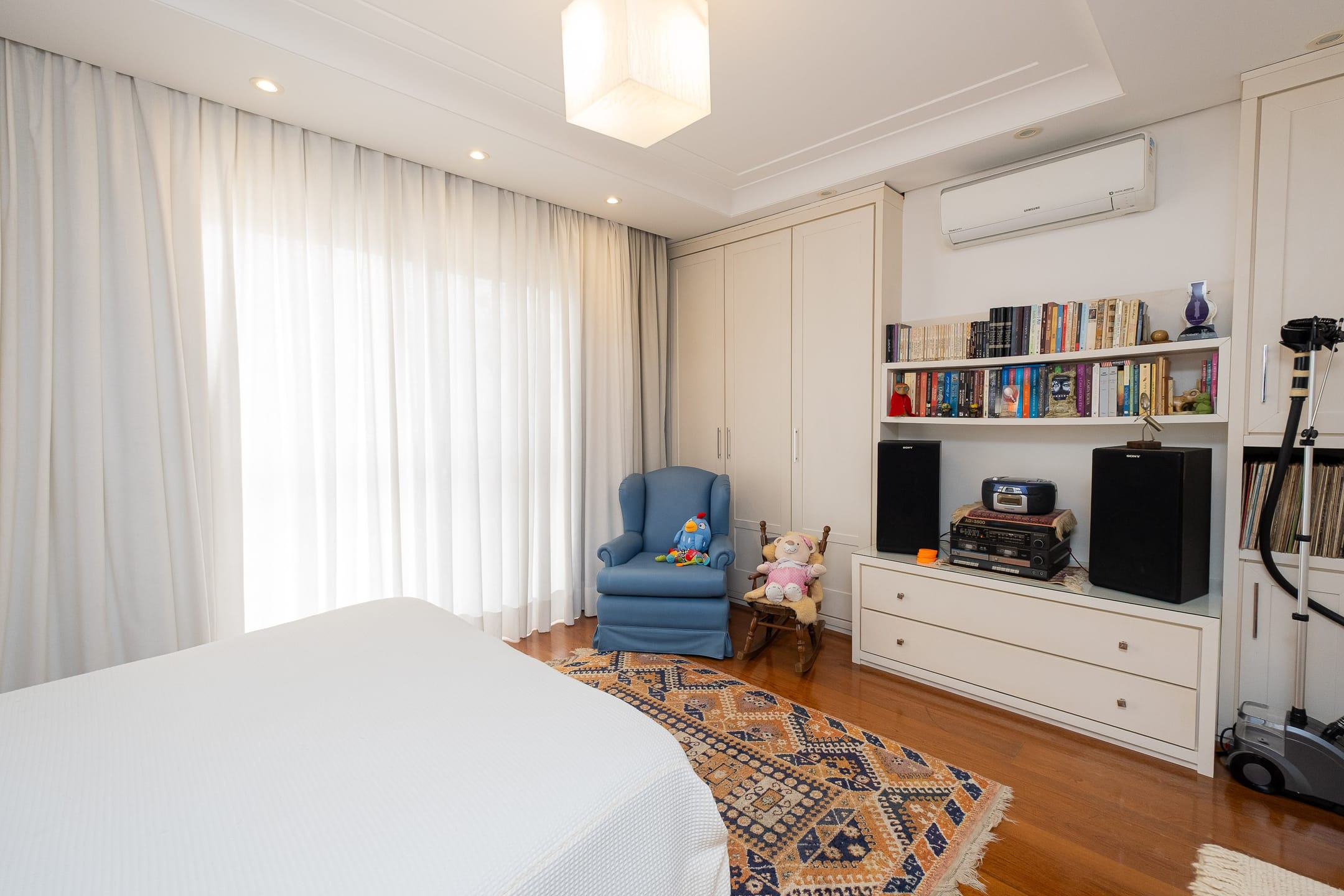 Apartamento à venda no centro de Pelotas - 400 m², 3 quartos (sendo todos suítes), móveis de alto padrão e piscina privativa. - 23