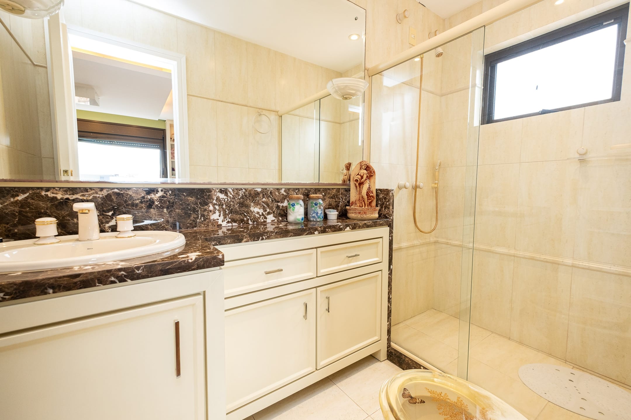 Apartamento à venda no centro de Pelotas - 400 m², 3 quartos (sendo todos suítes), móveis de alto padrão e piscina privativa. - 28