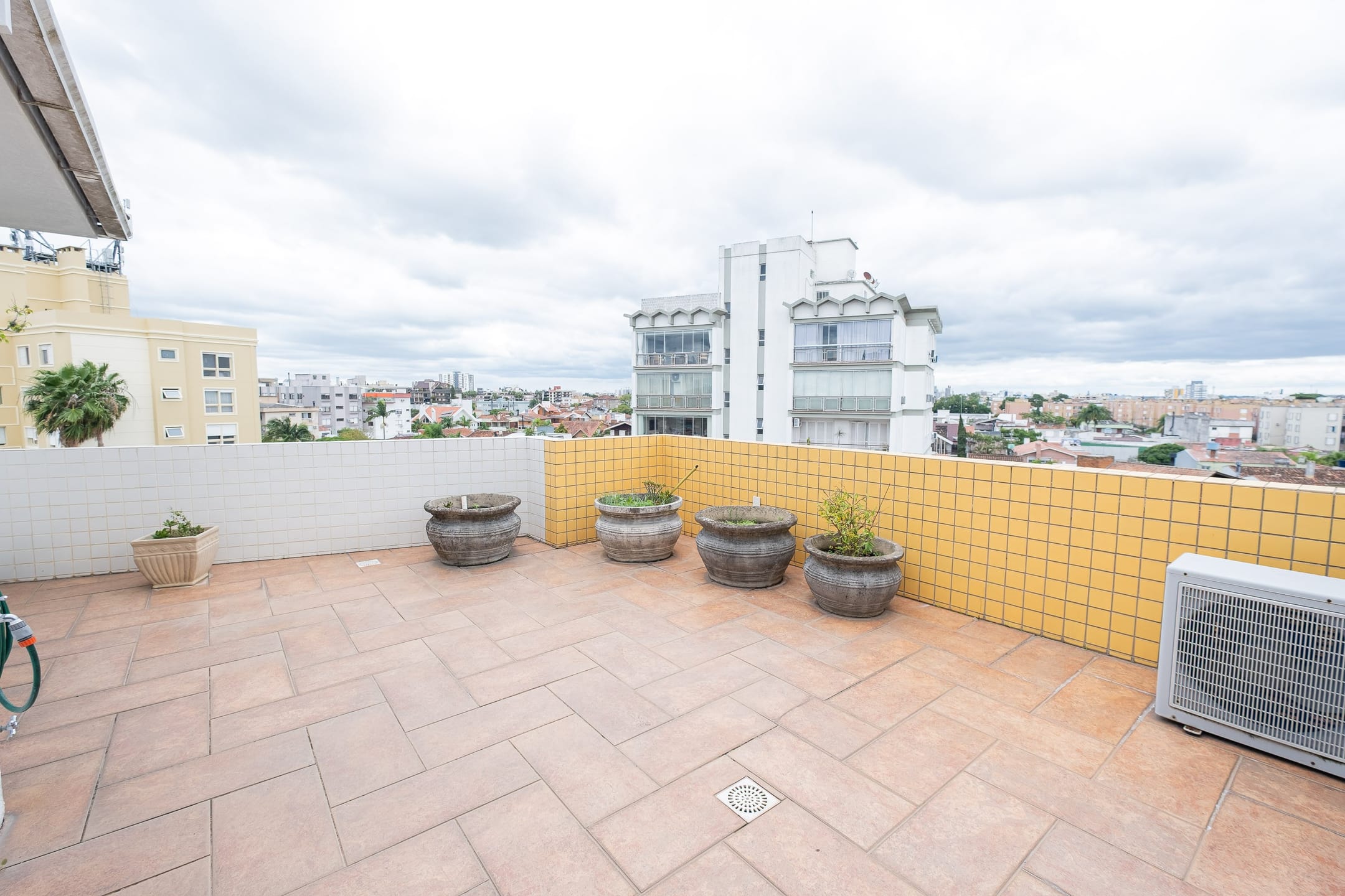 Apartamento à venda no centro de Pelotas - 400 m², 3 quartos (sendo todos suítes), móveis de alto padrão e piscina privativa. - 32