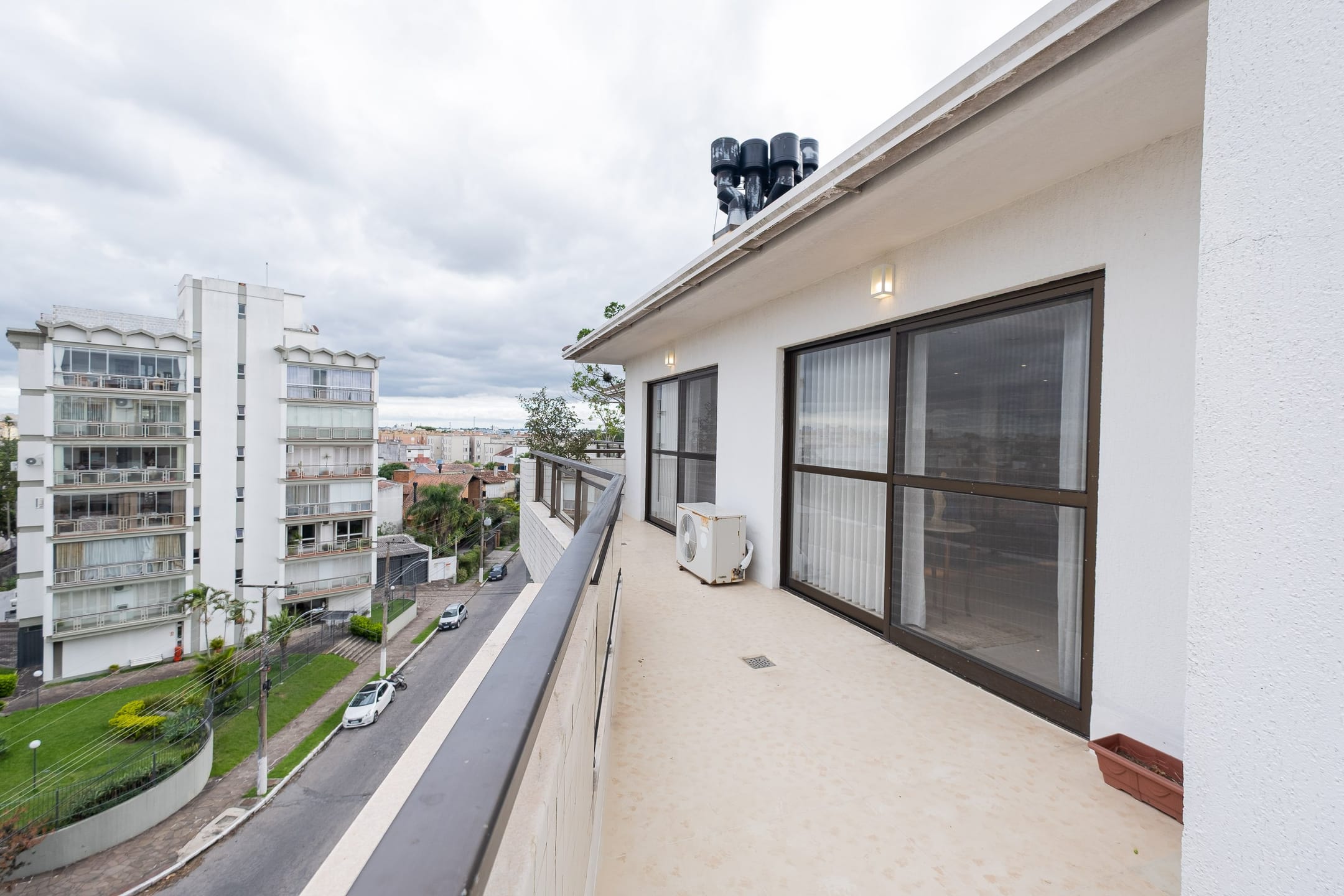 Apartamento à venda no centro de Pelotas - 400 m², 3 quartos (sendo todos suítes), móveis de alto padrão e piscina privativa. - 35