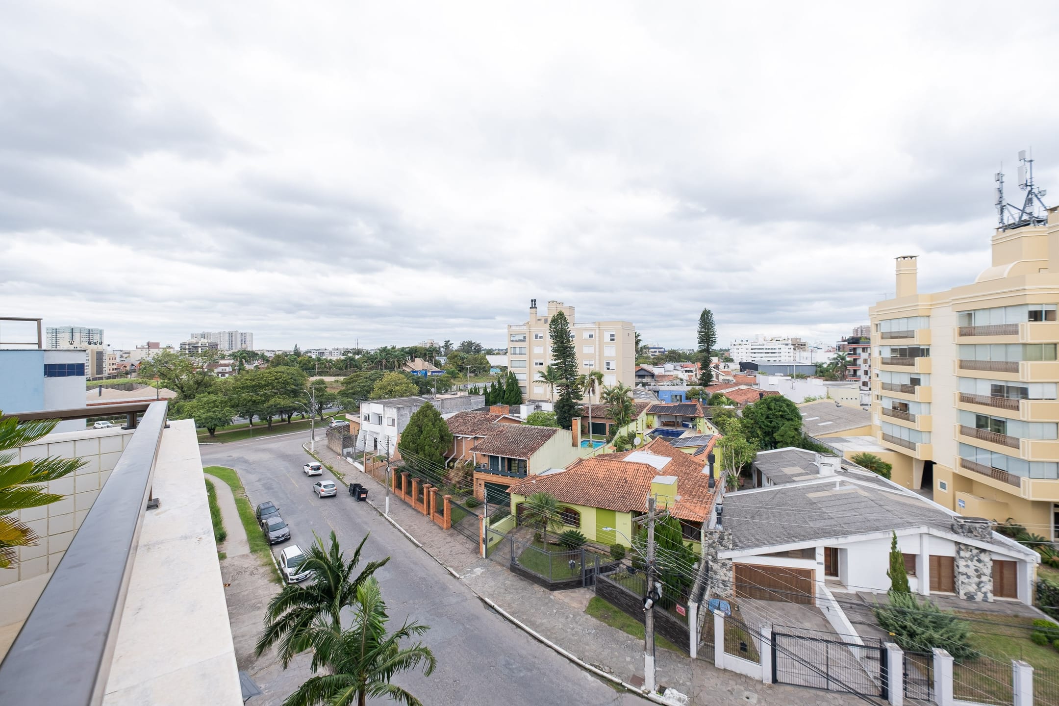 Apartamento à venda no centro de Pelotas - 400 m², 3 quartos (sendo todos suítes), móveis de alto padrão e piscina privativa. - 36