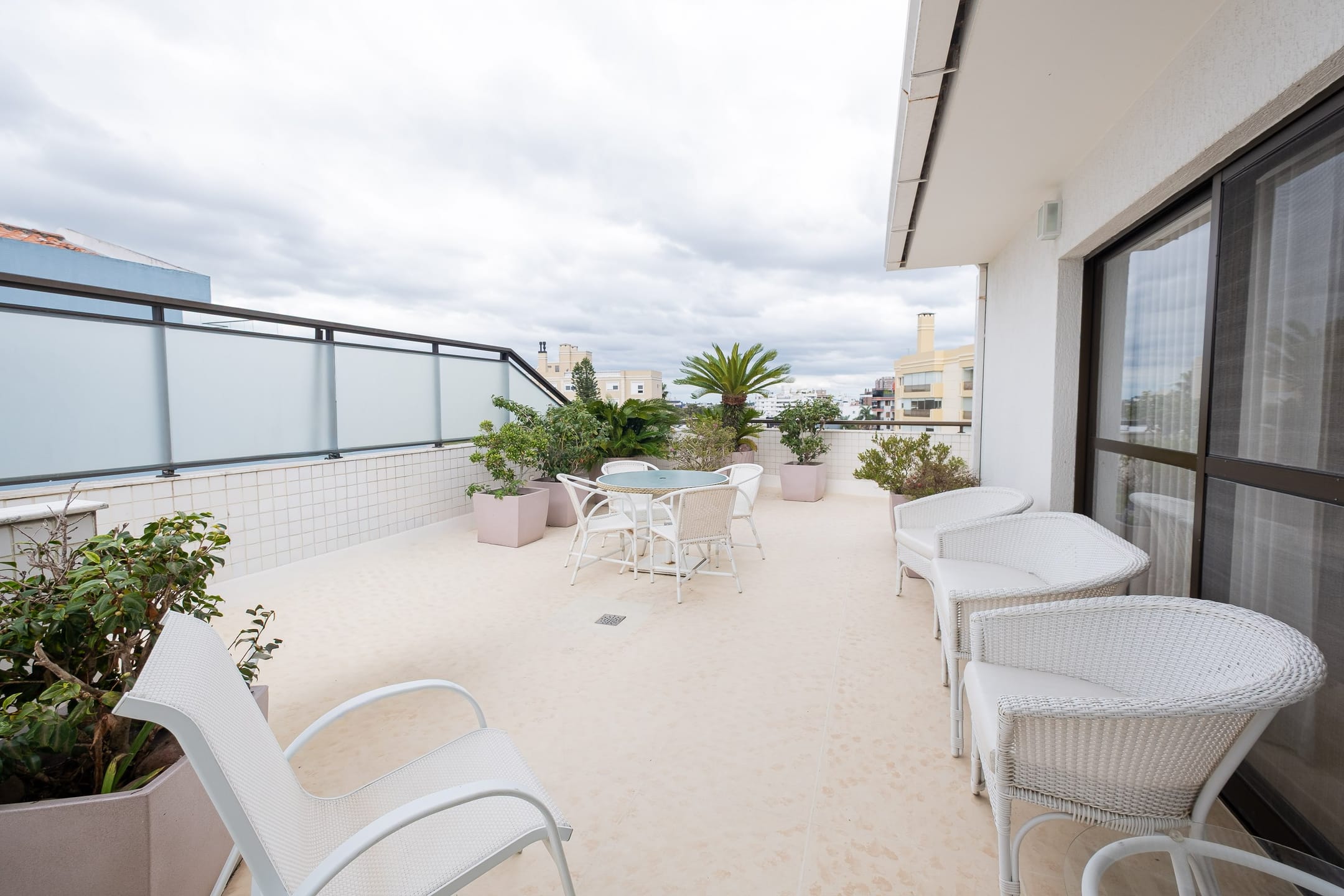 Apartamento à venda no centro de Pelotas - 400 m², 3 quartos (sendo todos suítes), móveis de alto padrão e piscina privativa. - 39
