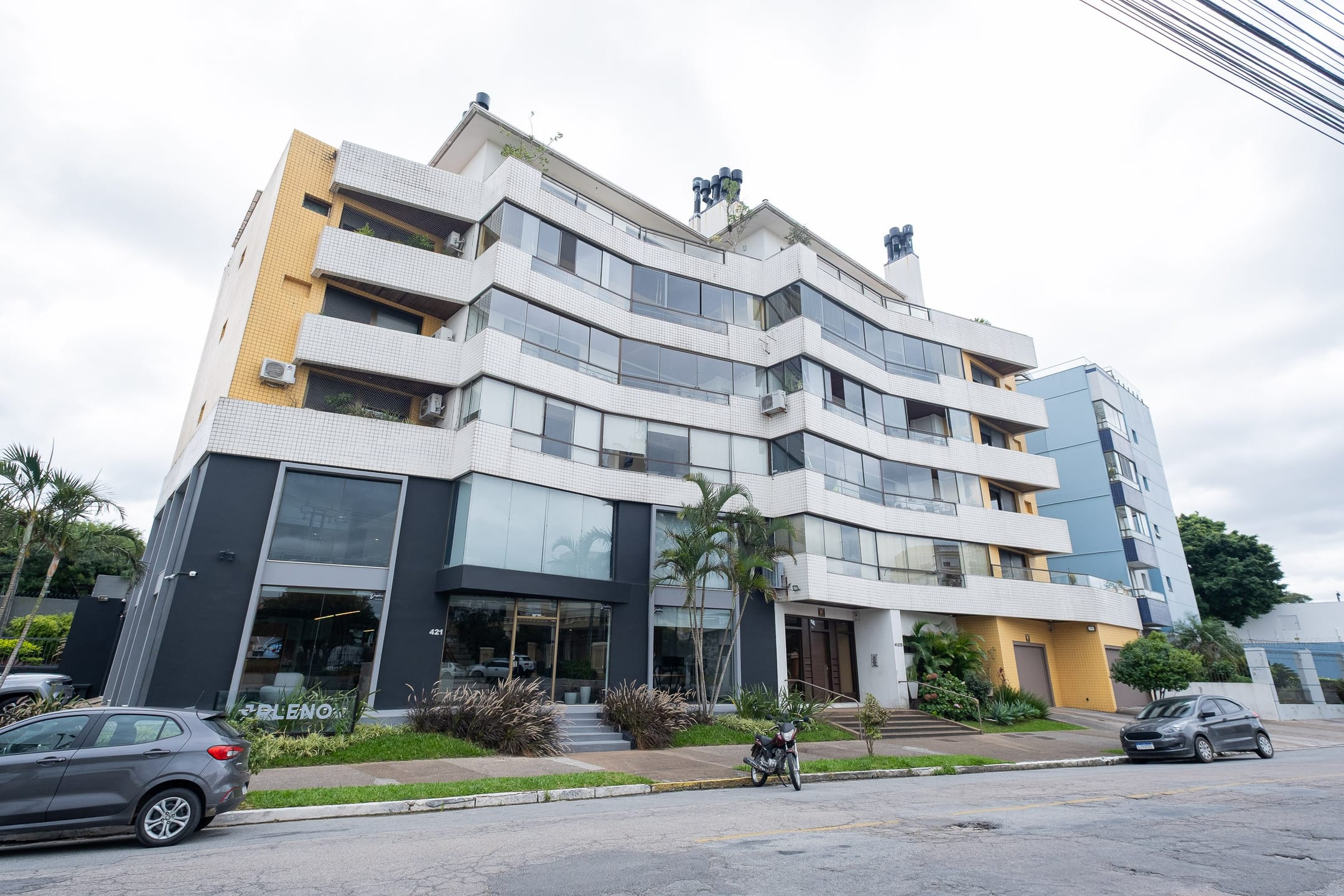 Apartamento à venda no centro de Pelotas - 400 m², 3 quartos (sendo todos suítes), móveis de alto padrão e piscina privativa. - 42