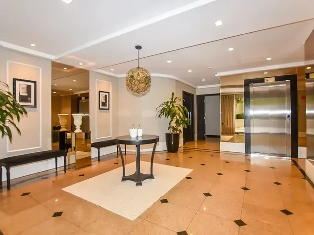 Apartamento 2 quartos e 5 banheiros, para alugar, no bairro Água Verde em Curitiba