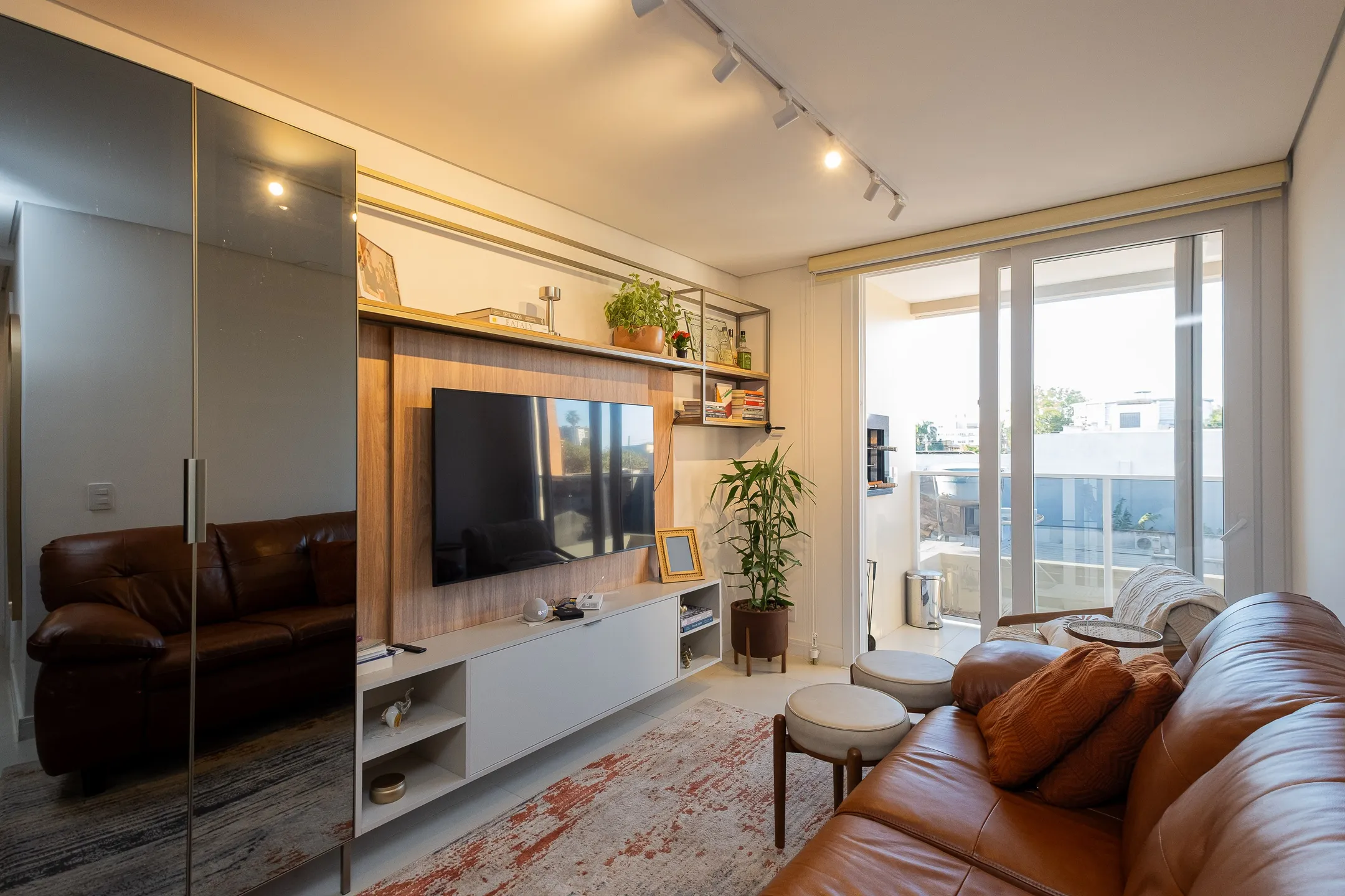 Apartamento mobiliado à venda no Miguel Zabaleta, Centro - 88 m², 2 quartos (sendo 1 suíte), móveis de alto padrão, sacada com churrasqueira e face Norte.