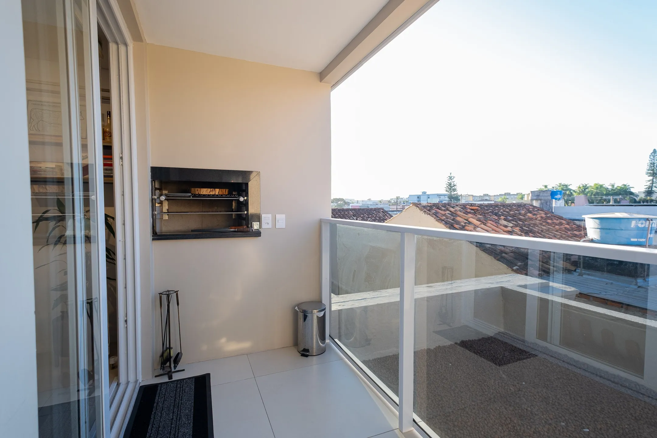 Apartamento mobiliado à venda no Miguel Zabaleta, Centro - 88 m², 2 quartos (sendo 1 suíte), móveis de alto padrão, sacada com churrasqueira e face Norte. - 13
