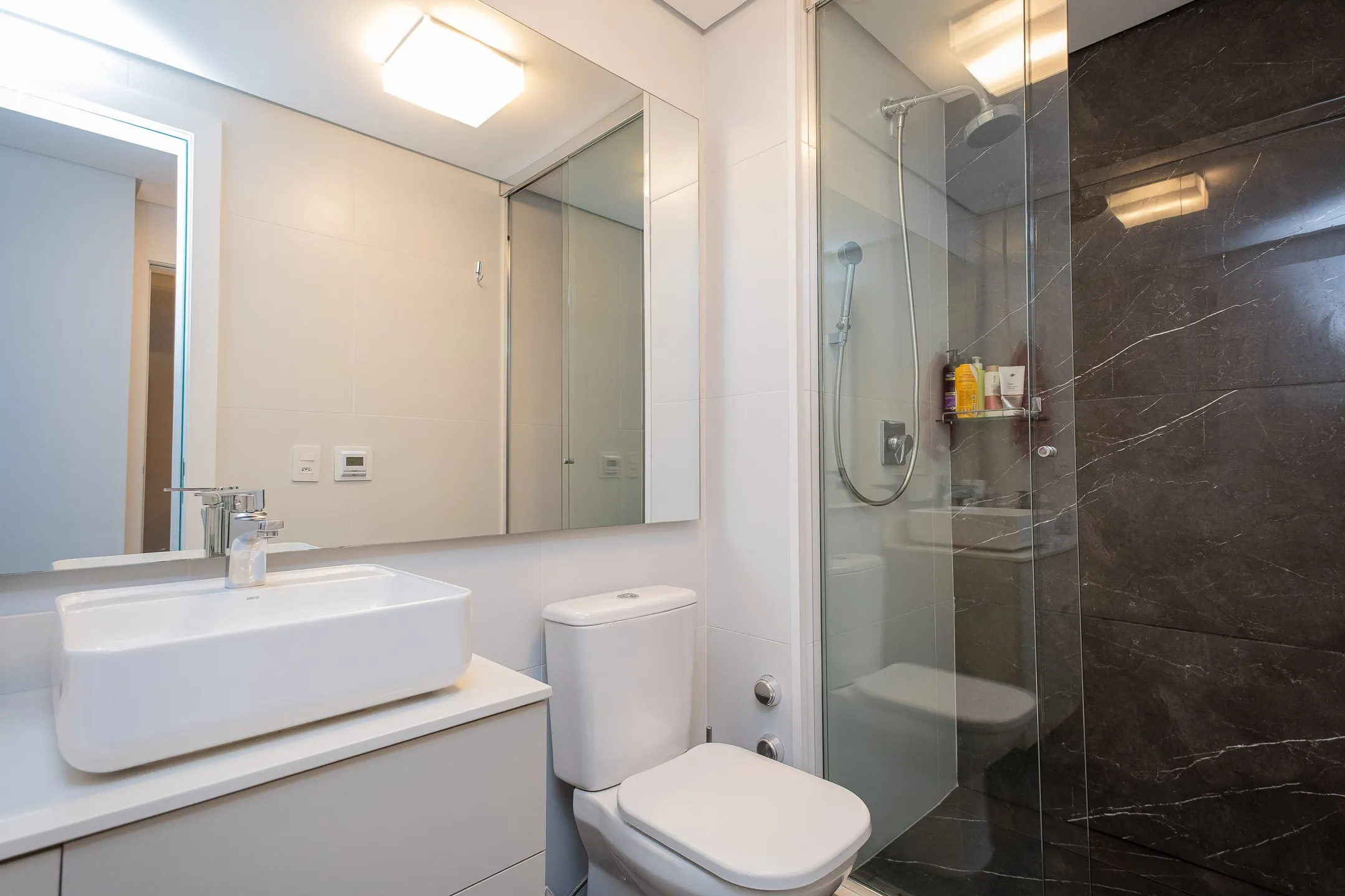 Apartamento mobiliado à venda no Miguel Zabaleta, Centro - 88 m², 2 quartos (sendo 1 suíte), móveis de alto padrão, sacada com churrasqueira e face Norte. - 8
