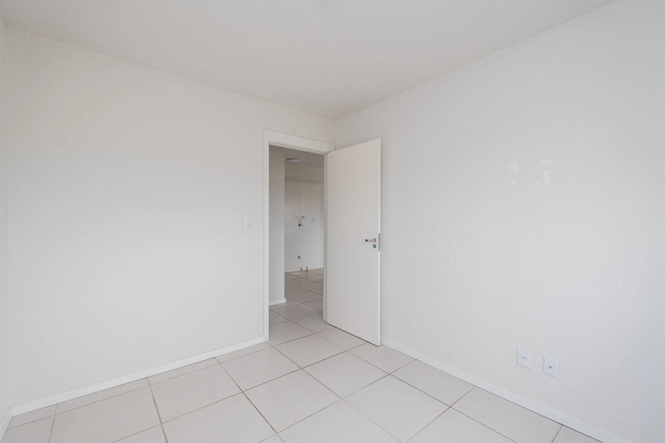 Apartamento 2 Quartos para Locação no Residencial Cidade de Coimbra: Conforto, Praticidade e Vaga na Entrada do Bloco no Areal - 9