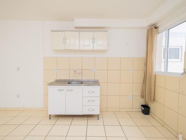 Apartamento com 57m² 2 quartos e 1 banheiro, à venda ou para alugar, no bairro Areal em Pelotas