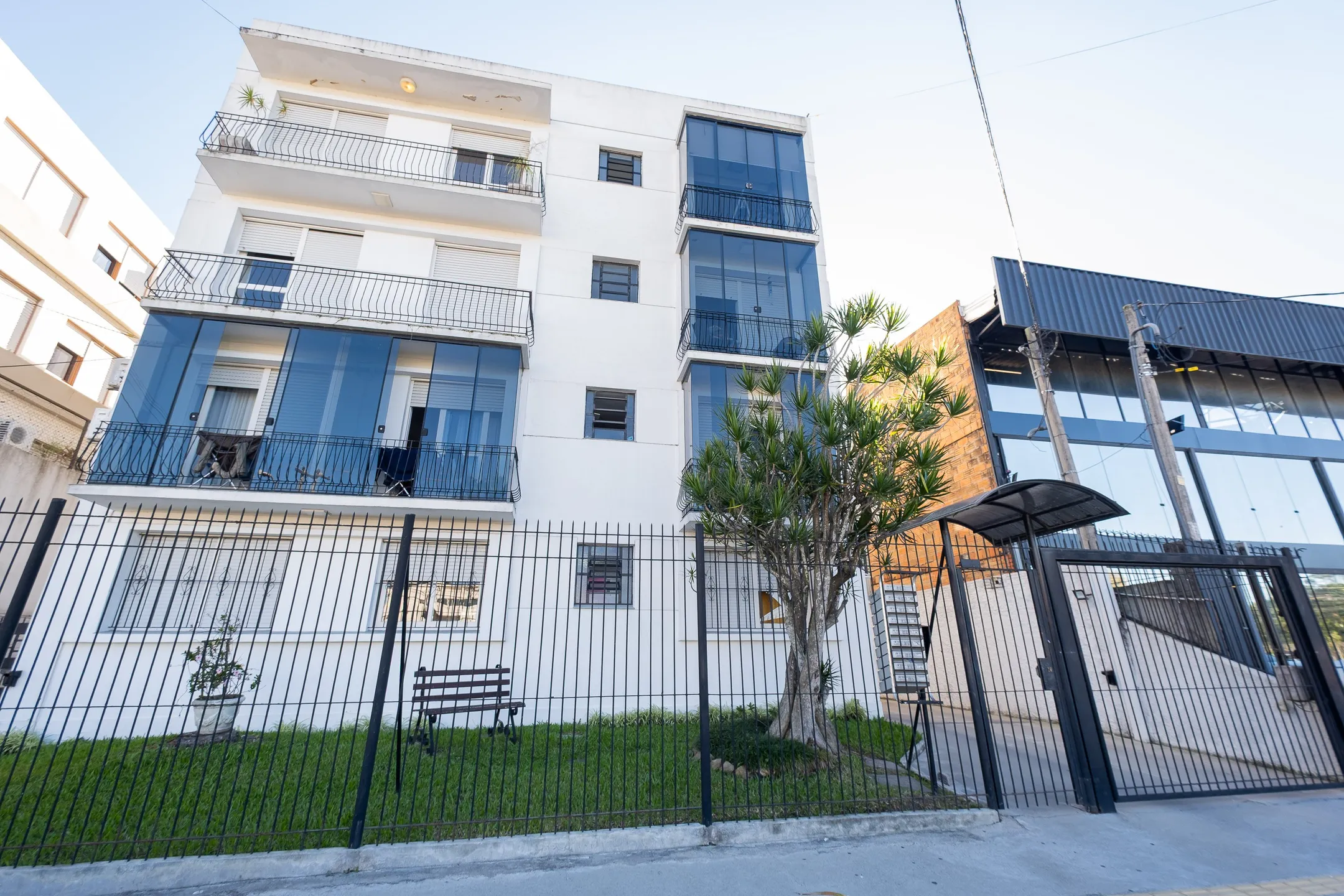 Apartamento de 2 dormitórios à venda no Centro de Pelotas RS com ótima localização, conforto e excelente oportunidade de investimento novo