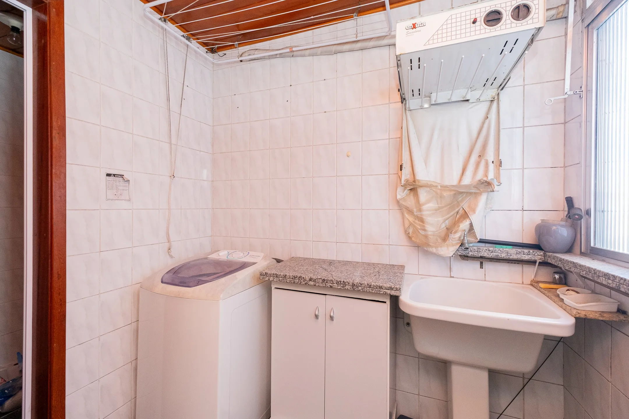 Apartamento à venda no Residencial Núbia, Centro - 87 m², 2 quartos, piso laminado, sacada com face Norte e vaga coberta. - 10