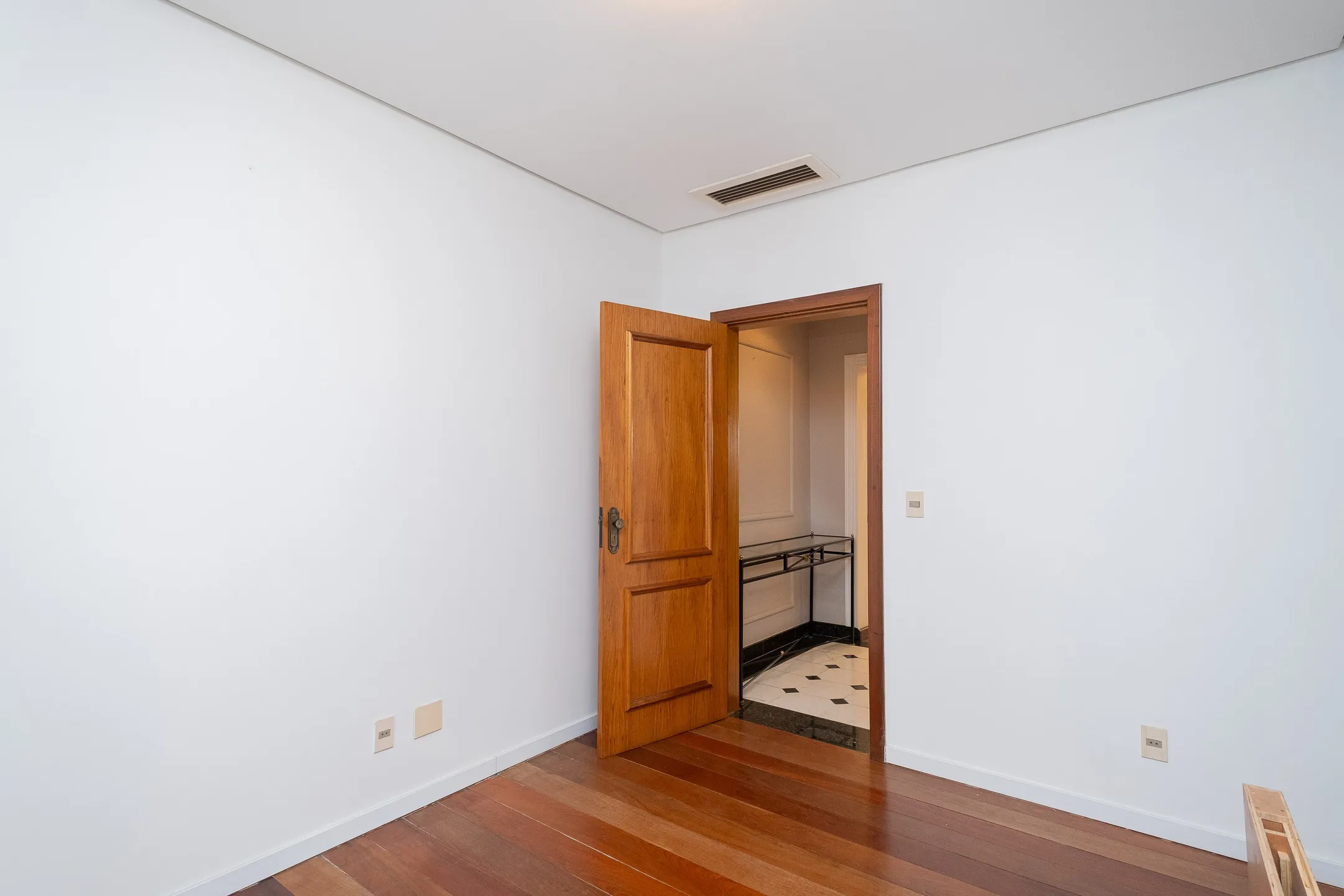 Apartamento à venda no centro de Pelotas - 299 m², 3 quartos (sendo 1 suíte), acabamentos de alto padrão, sacada e área gourmet com piscina e churrasqueira. - 6