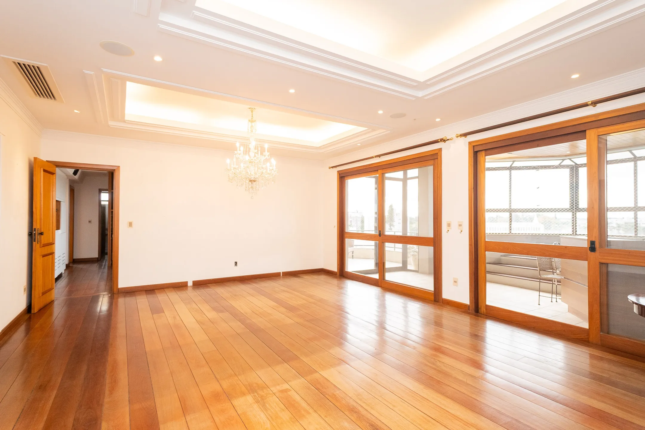 Apartamento à venda no centro de Pelotas - 299 m², 3 quartos (sendo 1 suíte), acabamentos de alto padrão, sacada e área gourmet com piscina e churrasqueira.
