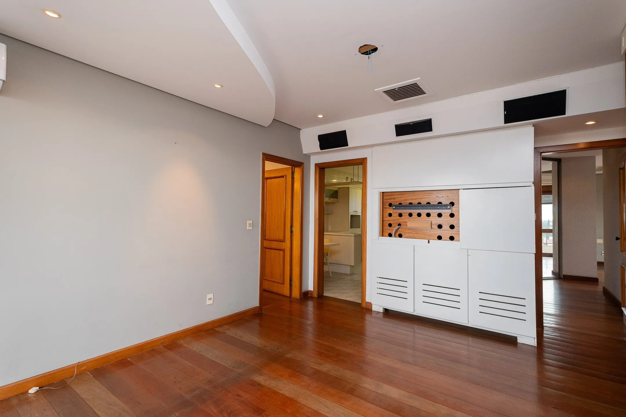 Apartamento à venda no centro de Pelotas - 299 m², 3 quartos (sendo 1 suíte), acabamentos de alto padrão, sacada e área gourmet com piscina e churrasqueira. - 8
