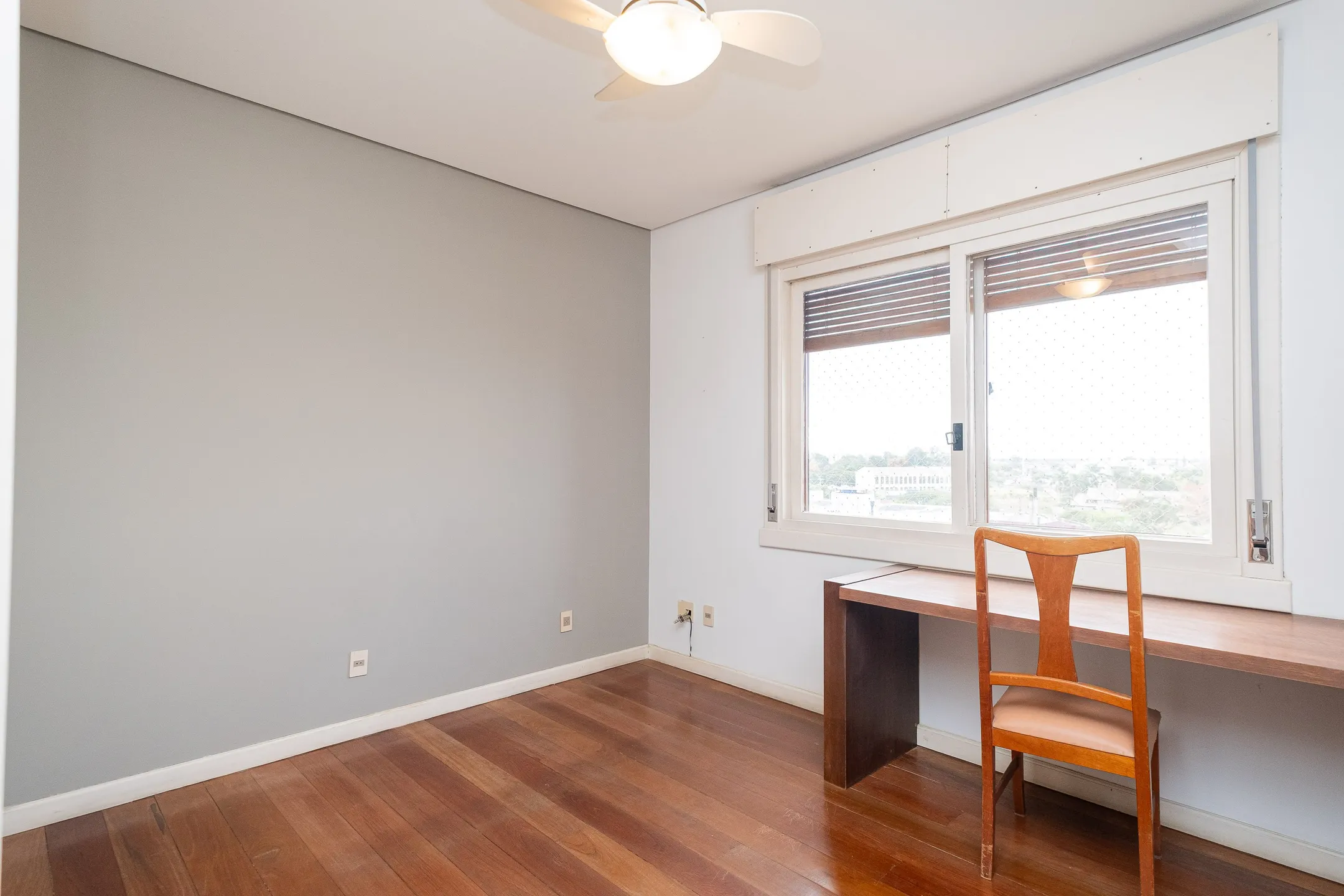 Apartamento à venda no centro de Pelotas - 299 m², 3 quartos (sendo 1 suíte), acabamentos de alto padrão, sacada e área gourmet com piscina e churrasqueira. - 16