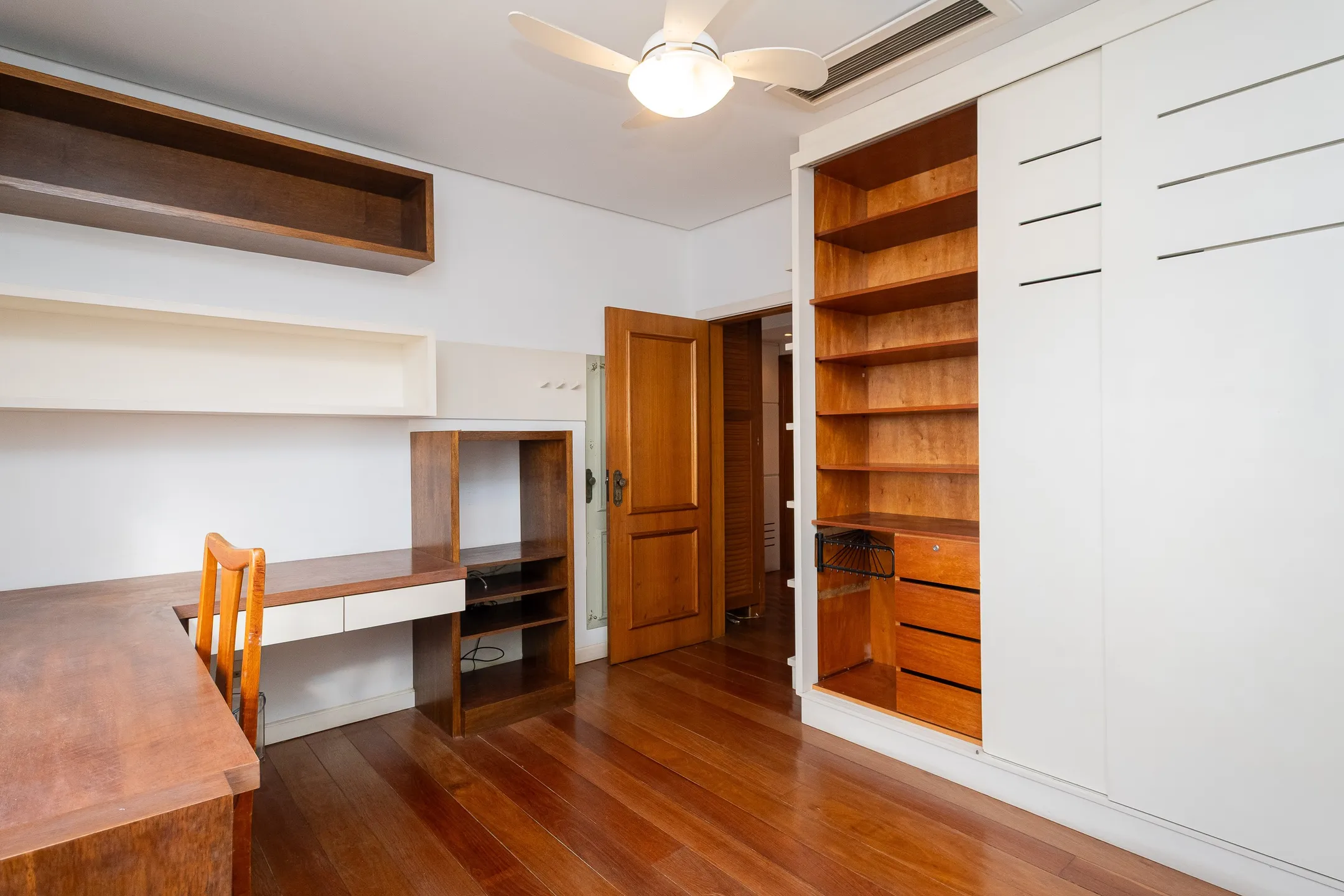 Apartamento à venda no centro de Pelotas - 299 m², 3 quartos (sendo 1 suíte), acabamentos de alto padrão, sacada e área gourmet com piscina e churrasqueira. - 17