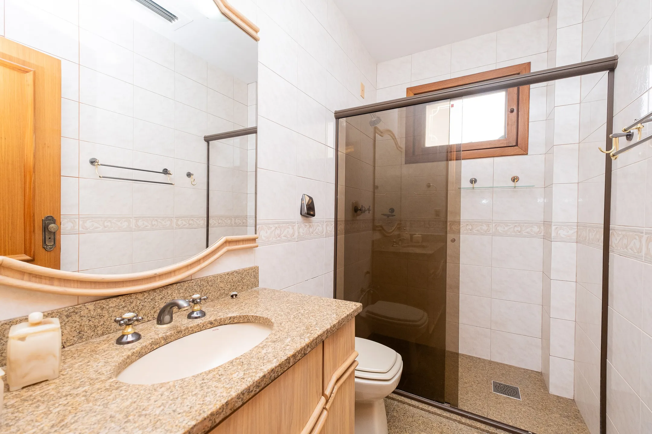 Apartamento à venda no centro de Pelotas - 299 m², 3 quartos (sendo 1 suíte), acabamentos de alto padrão, sacada e área gourmet com piscina e churrasqueira. - 18
